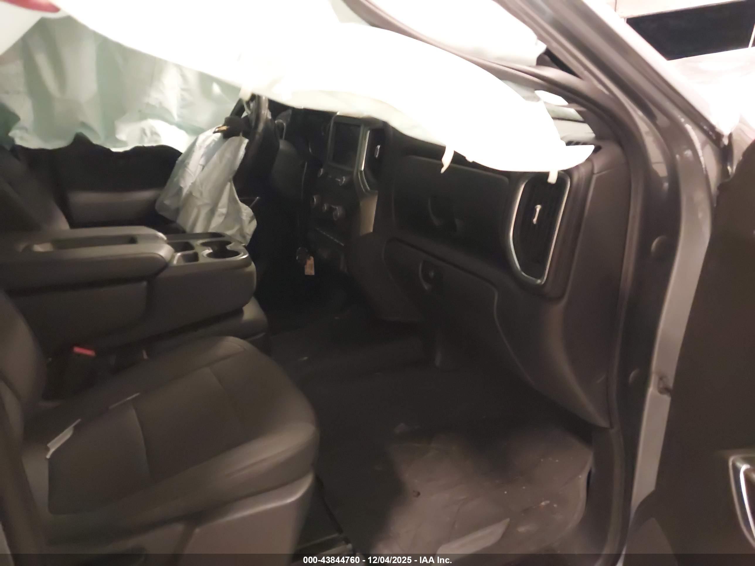 CHEVROLET SILVERADO image 5