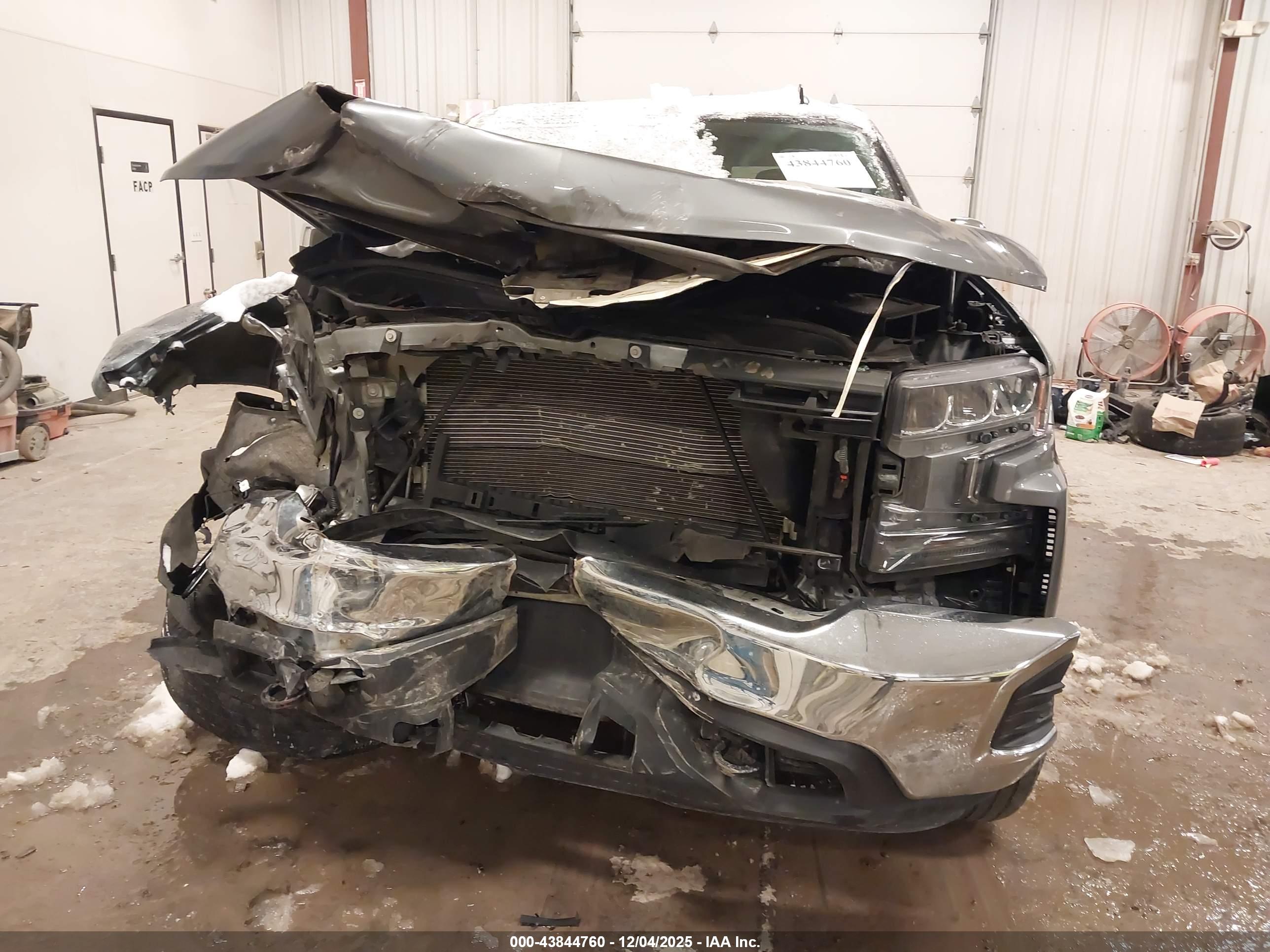 CHEVROLET SILVERADO image 6