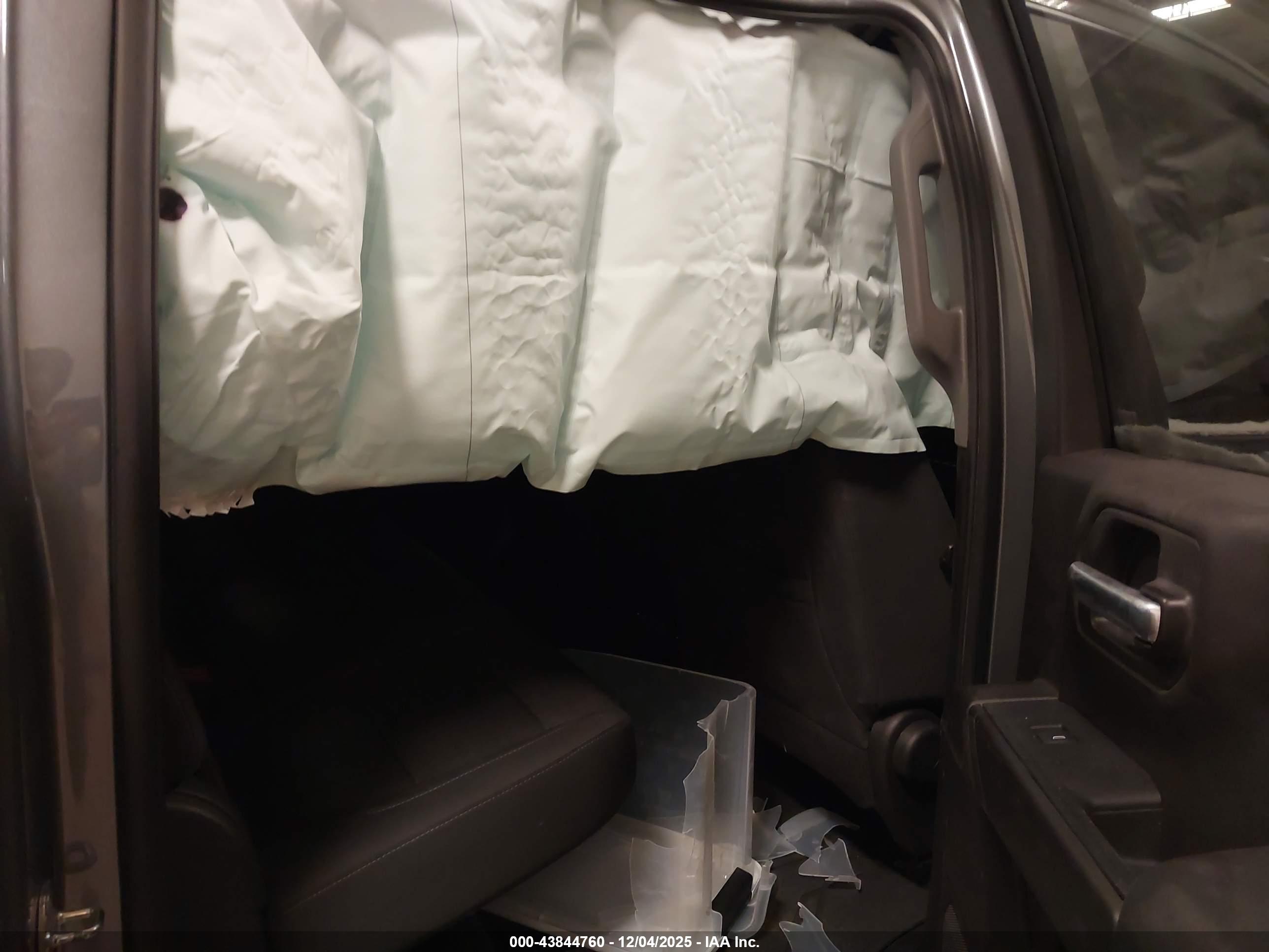 CHEVROLET SILVERADO image 8
