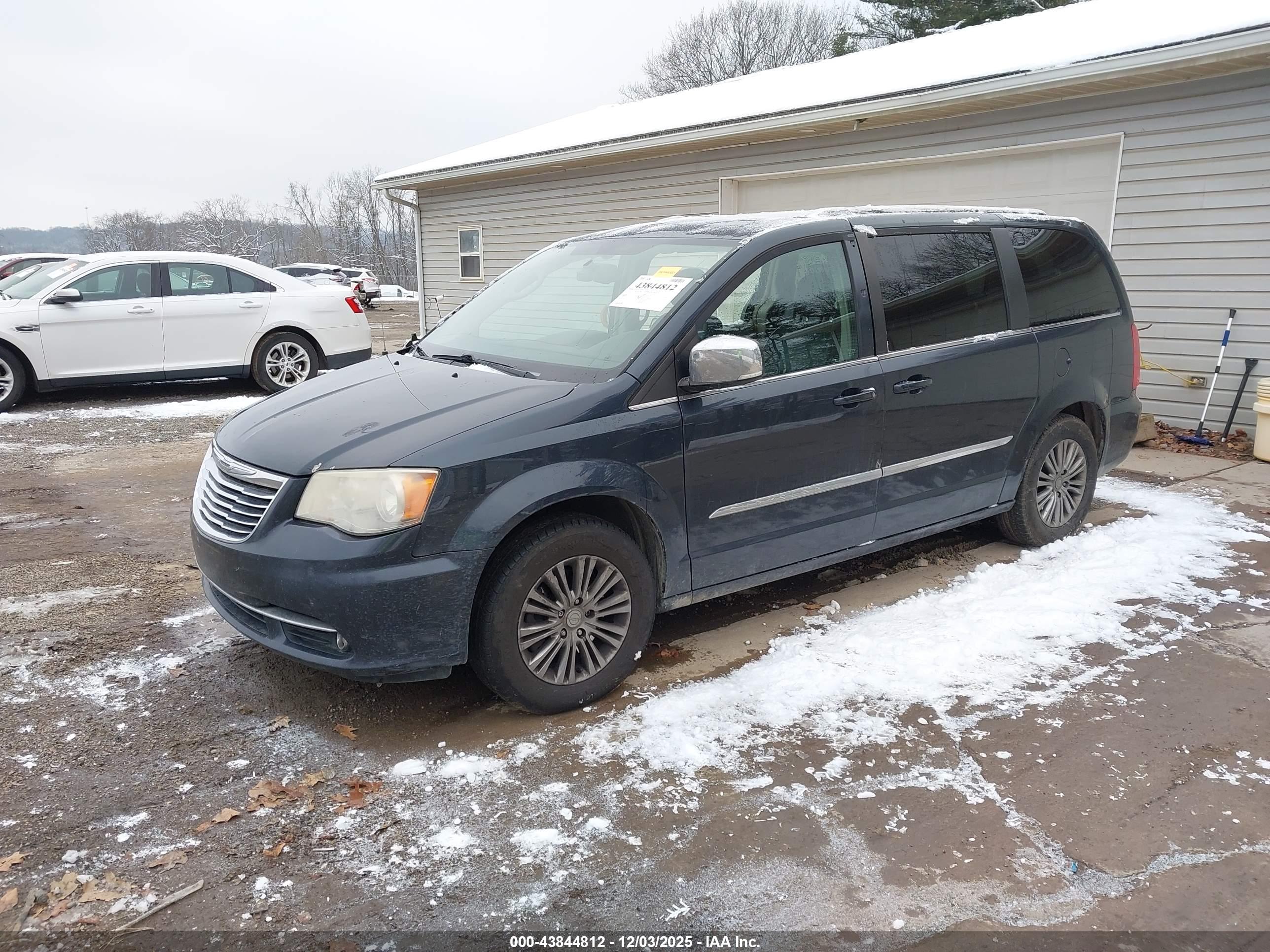 CHRYSLER TOWN image 2
