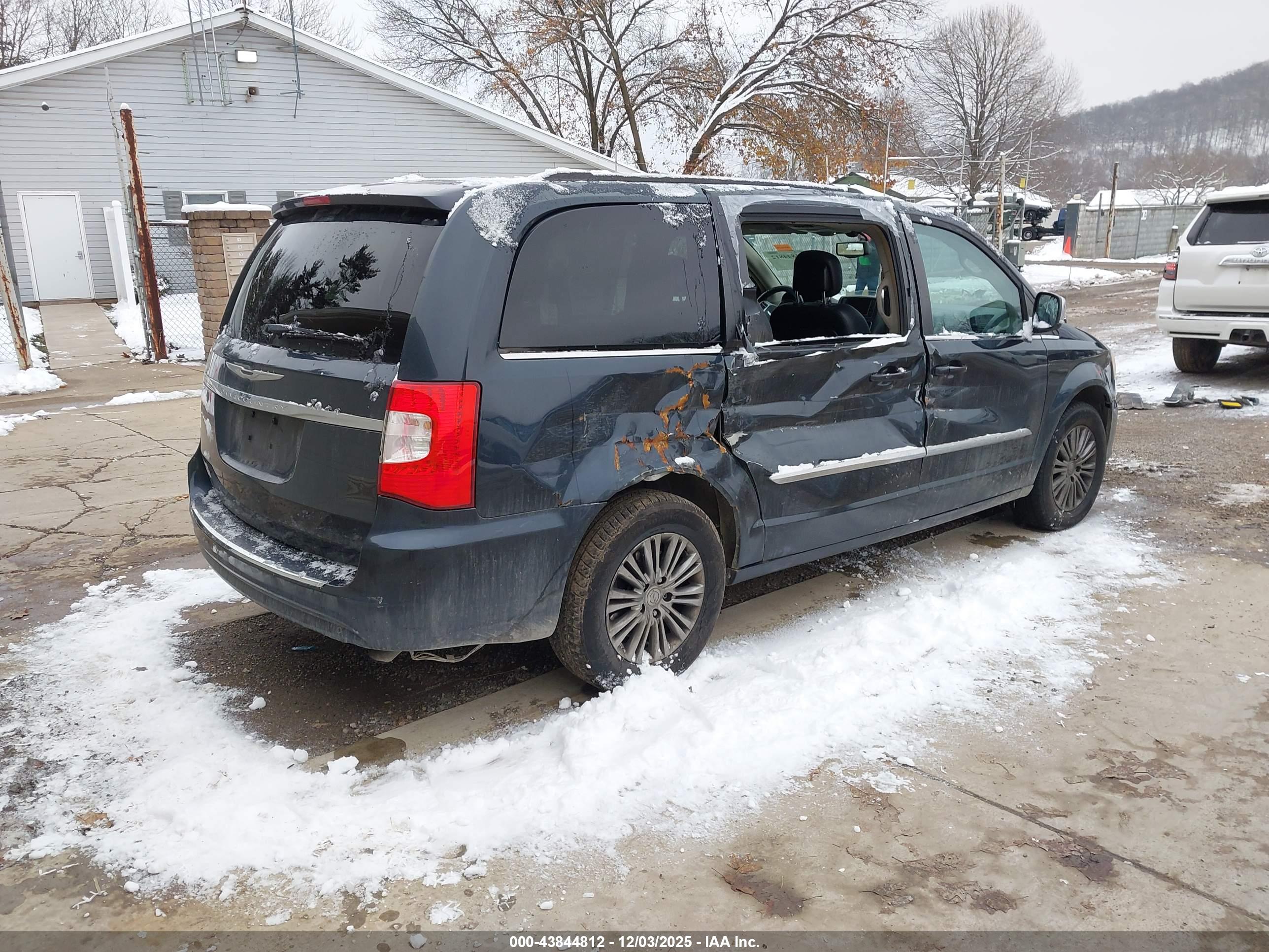 CHRYSLER TOWN image 4