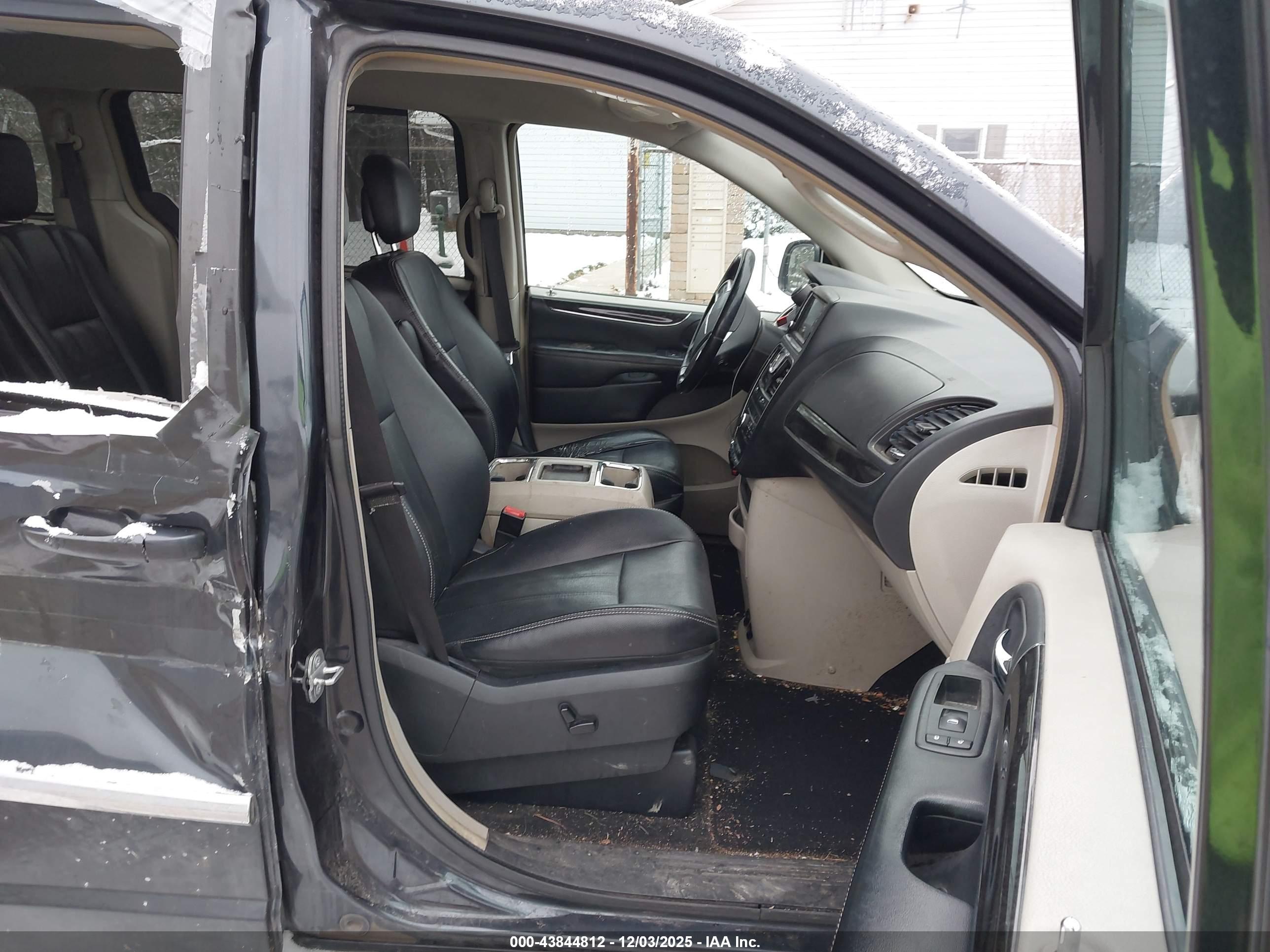 CHRYSLER TOWN image 5