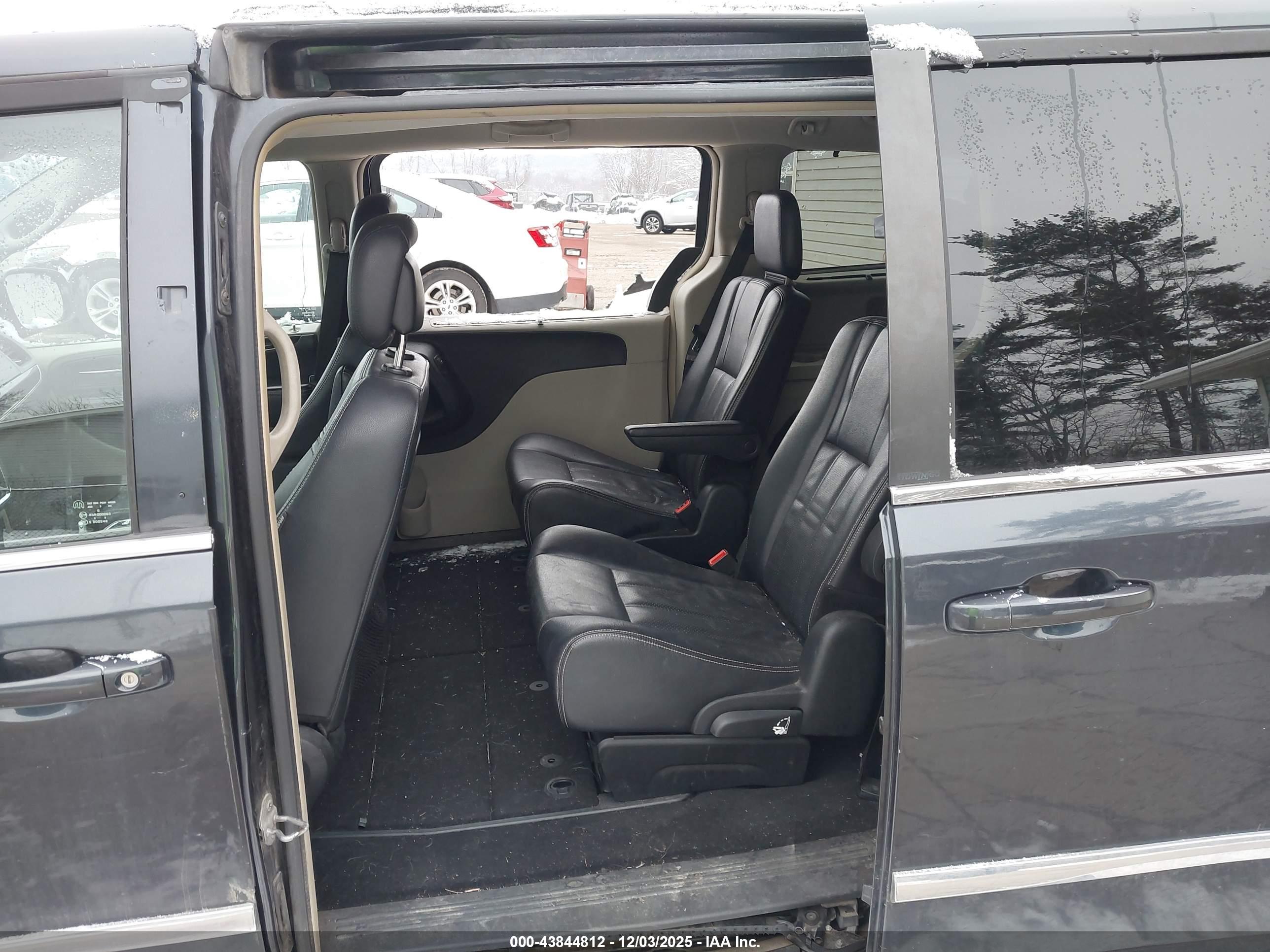 CHRYSLER TOWN image 8