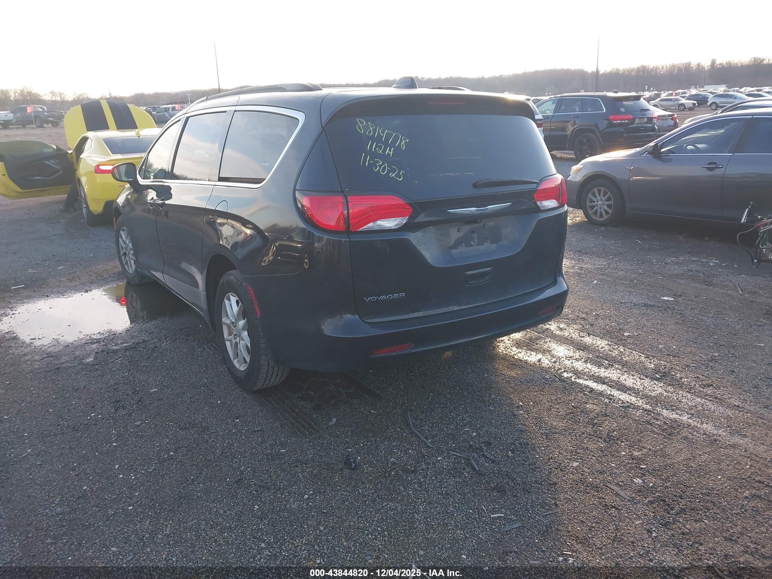 CHRYSLER VOYAGER image 3