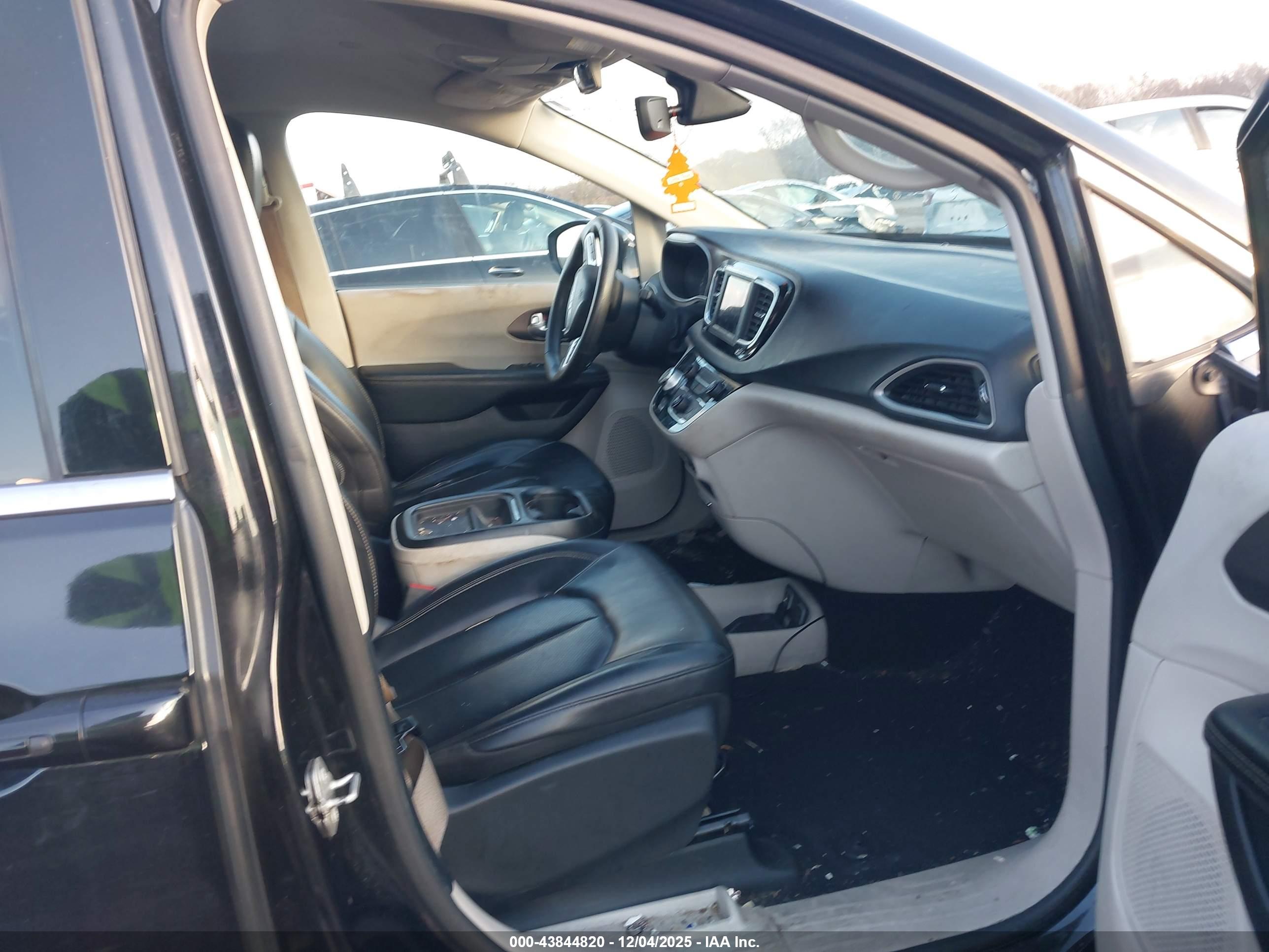 CHRYSLER VOYAGER image 5