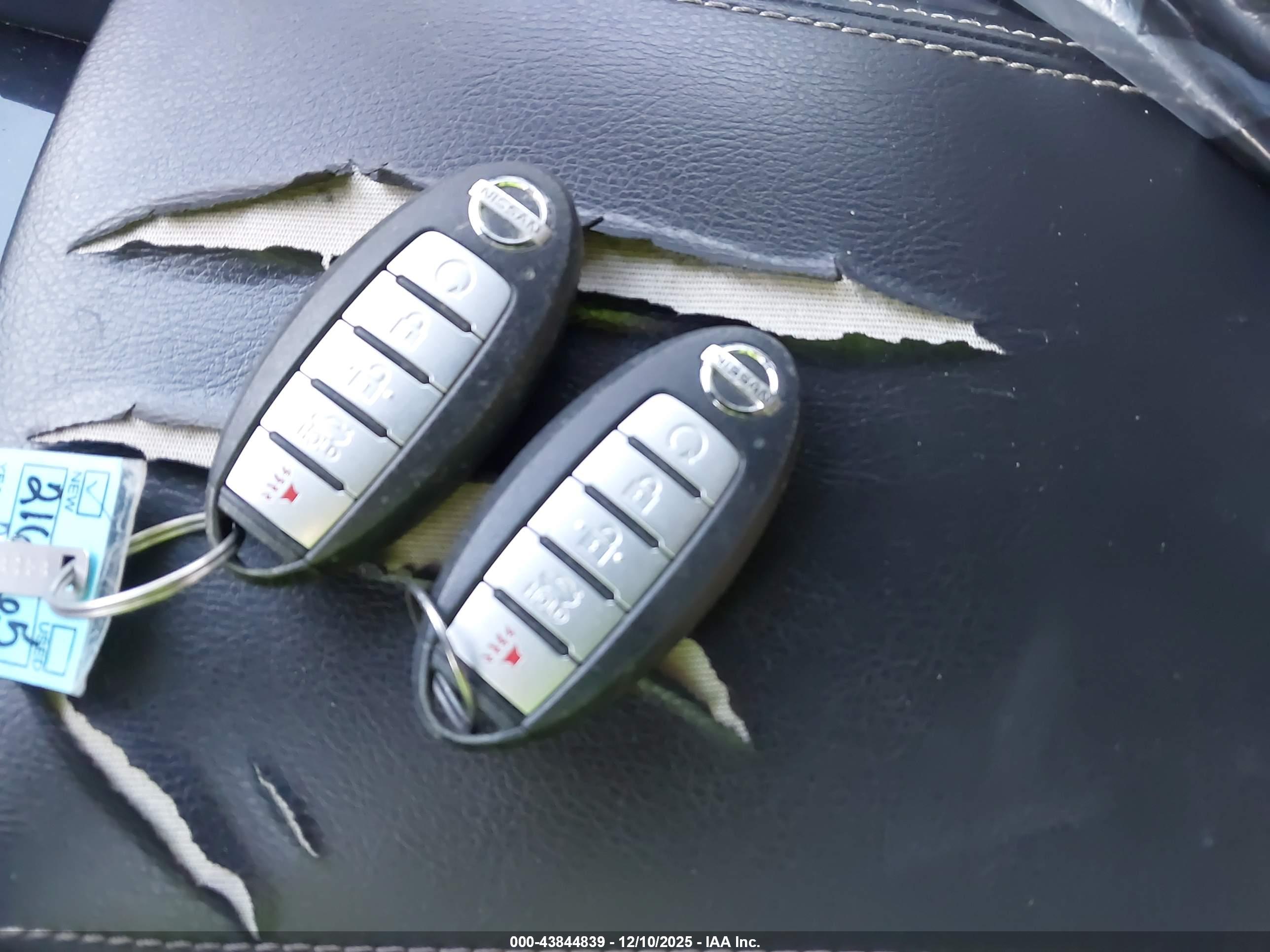 NISSAN MAXIMA image 11