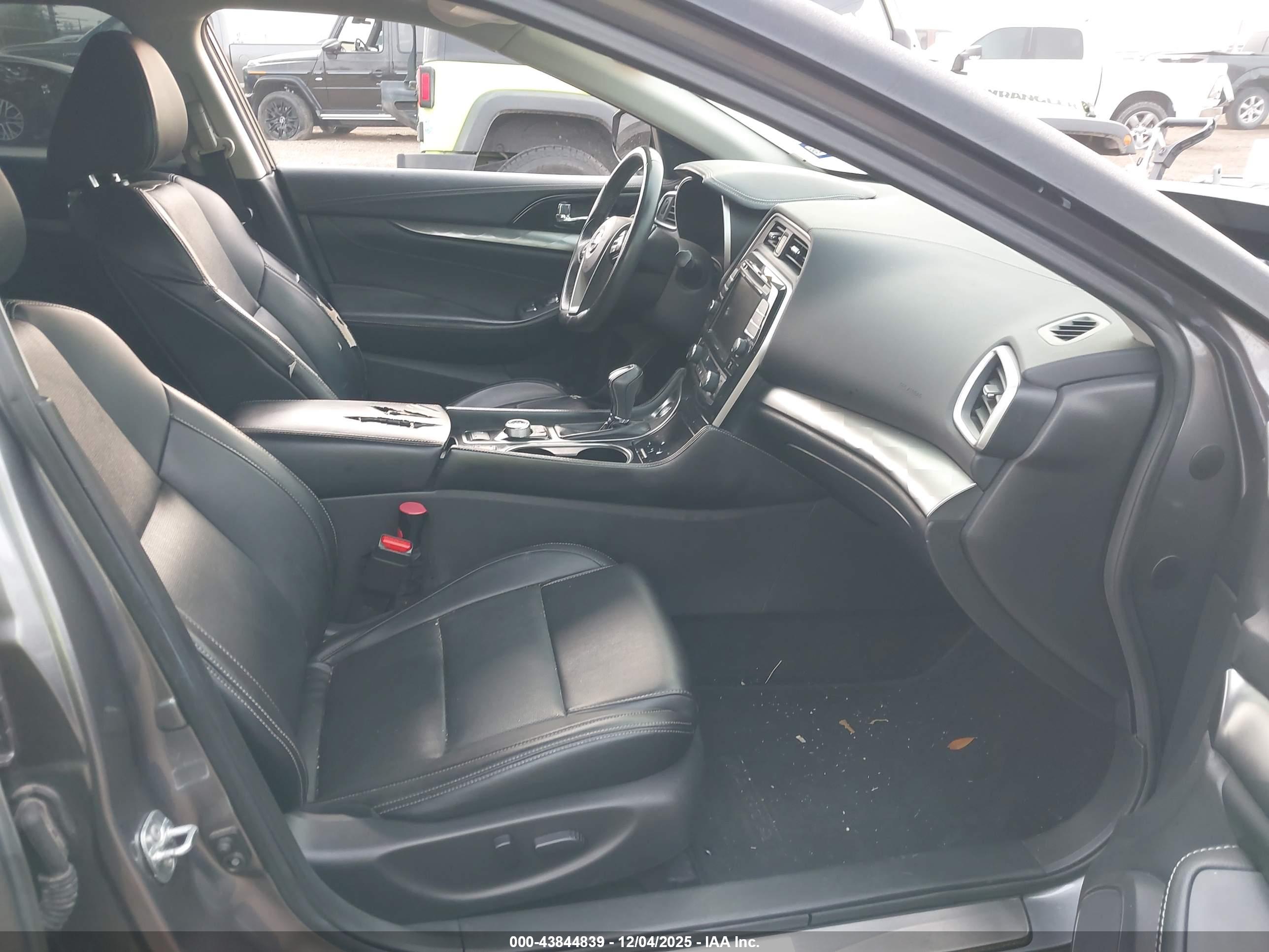 NISSAN MAXIMA image 5