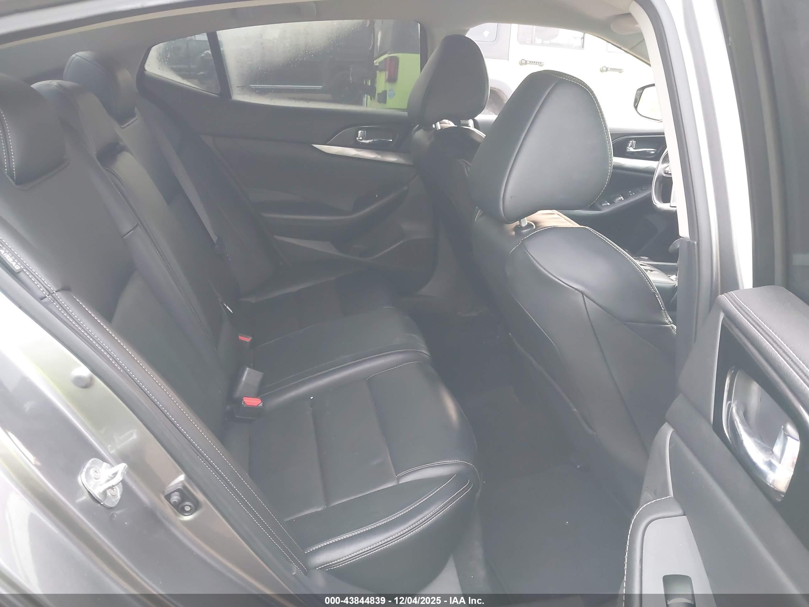 NISSAN MAXIMA image 8
