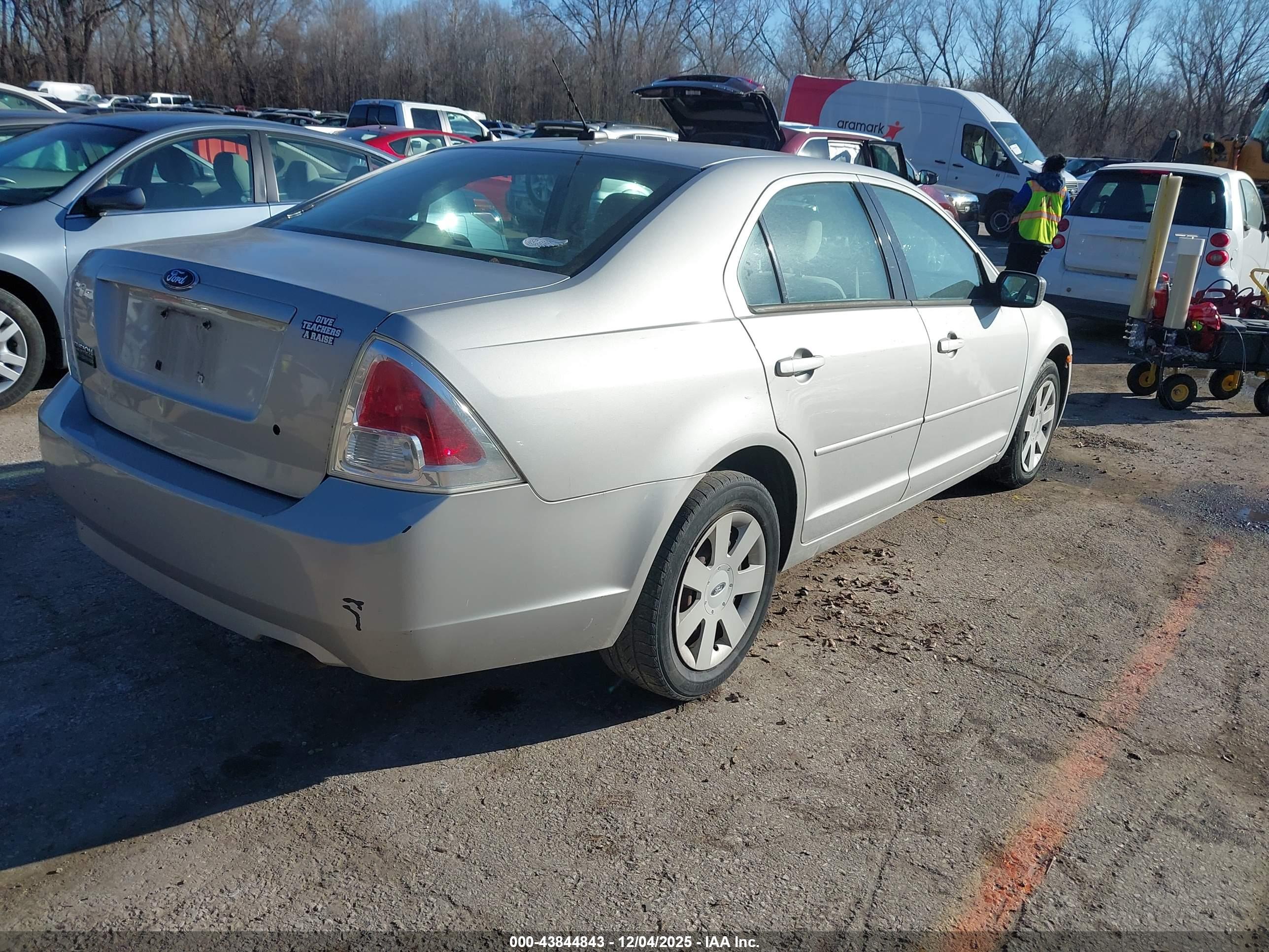 FORD FUSION image 4