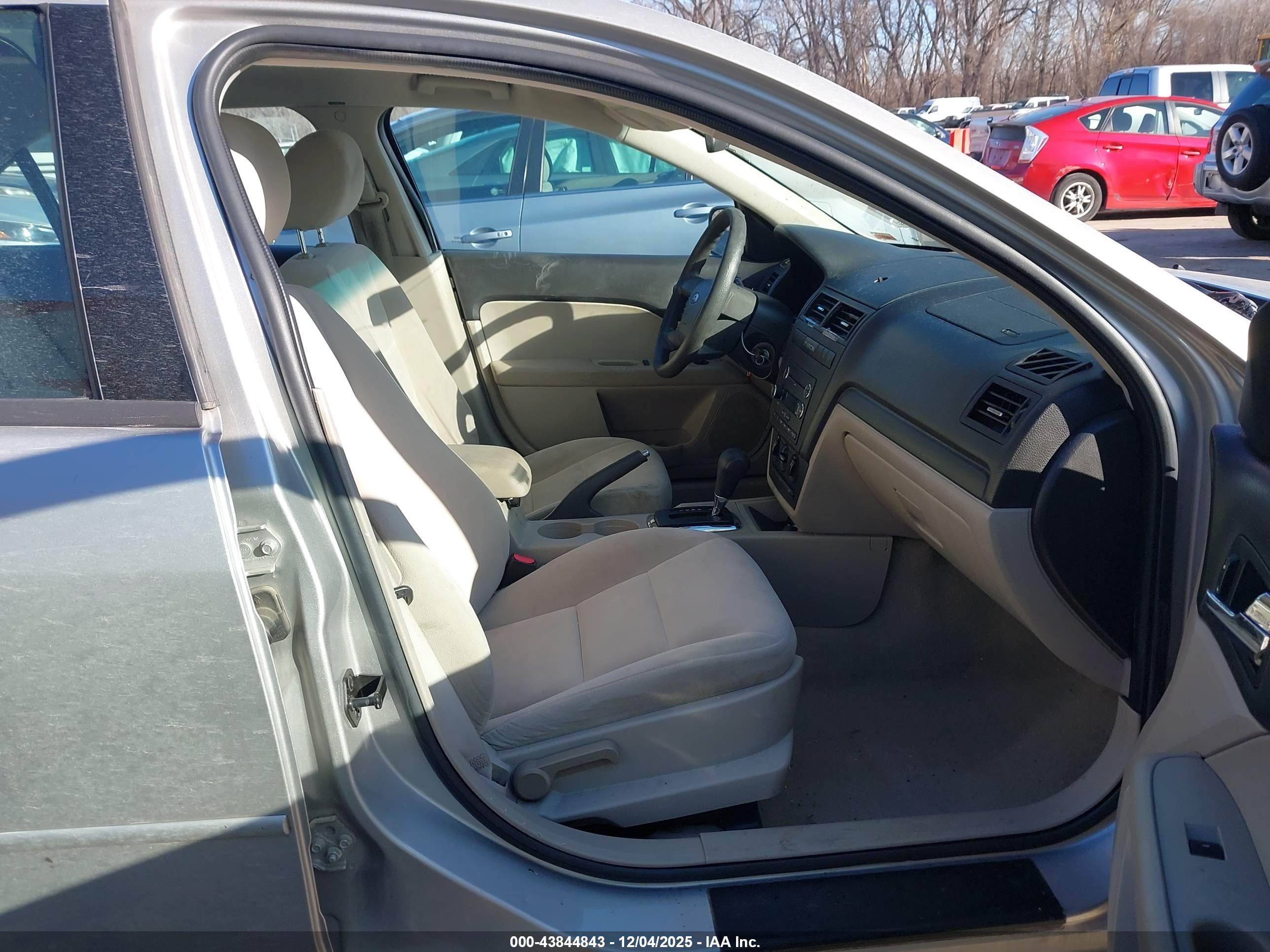 FORD FUSION image 5