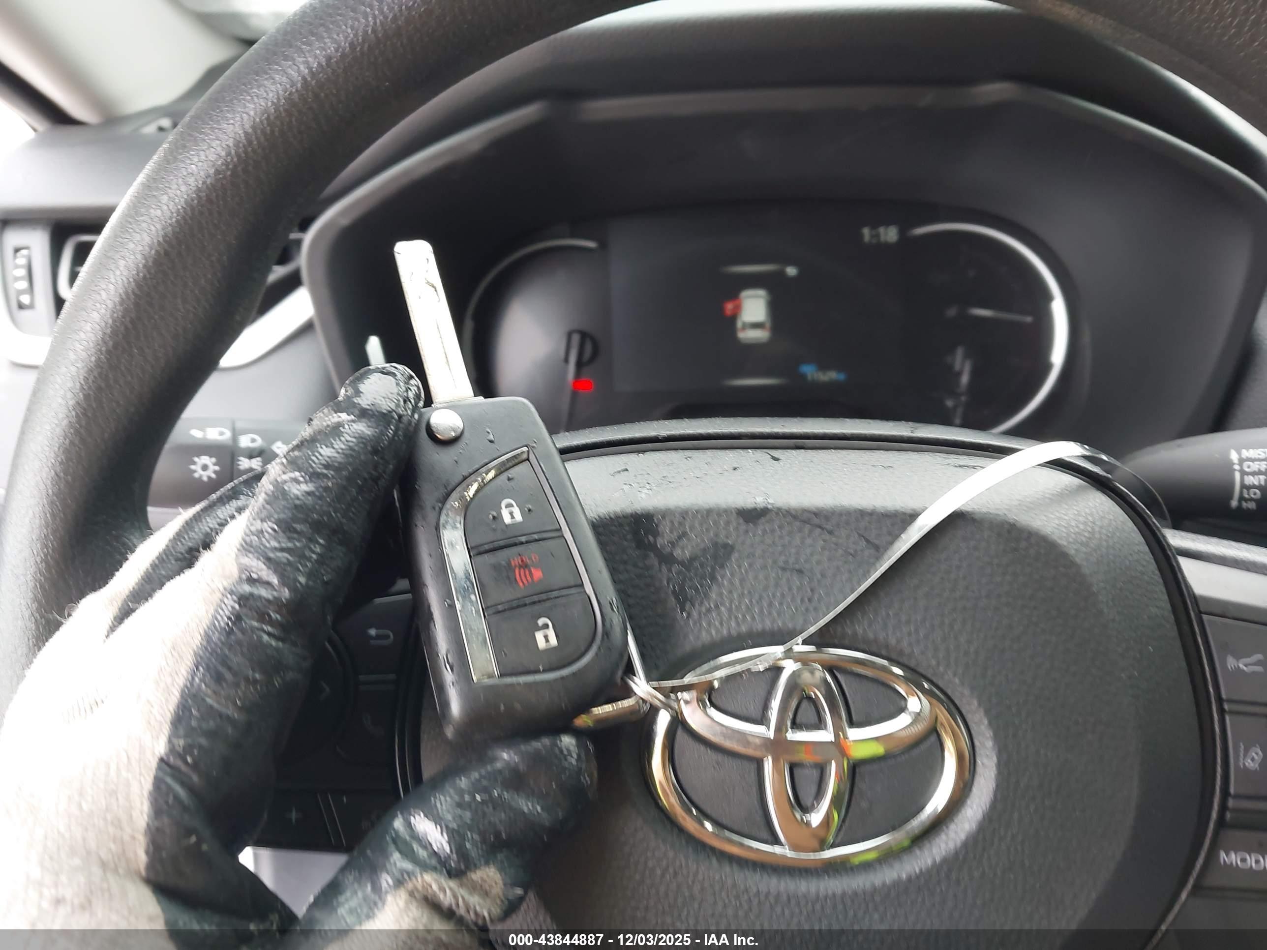 TOYOTA RAV4 image 11