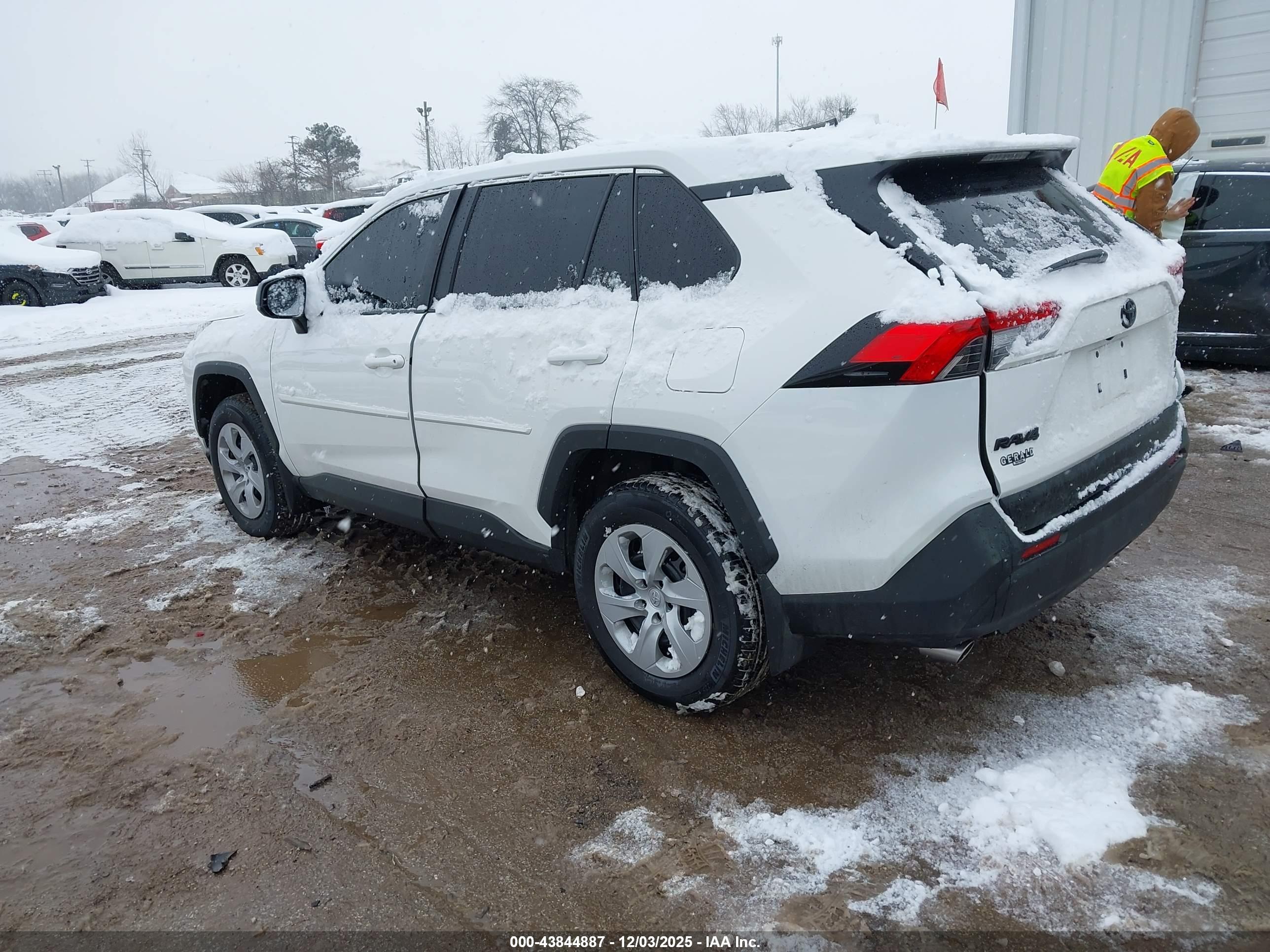 TOYOTA RAV4 image 3