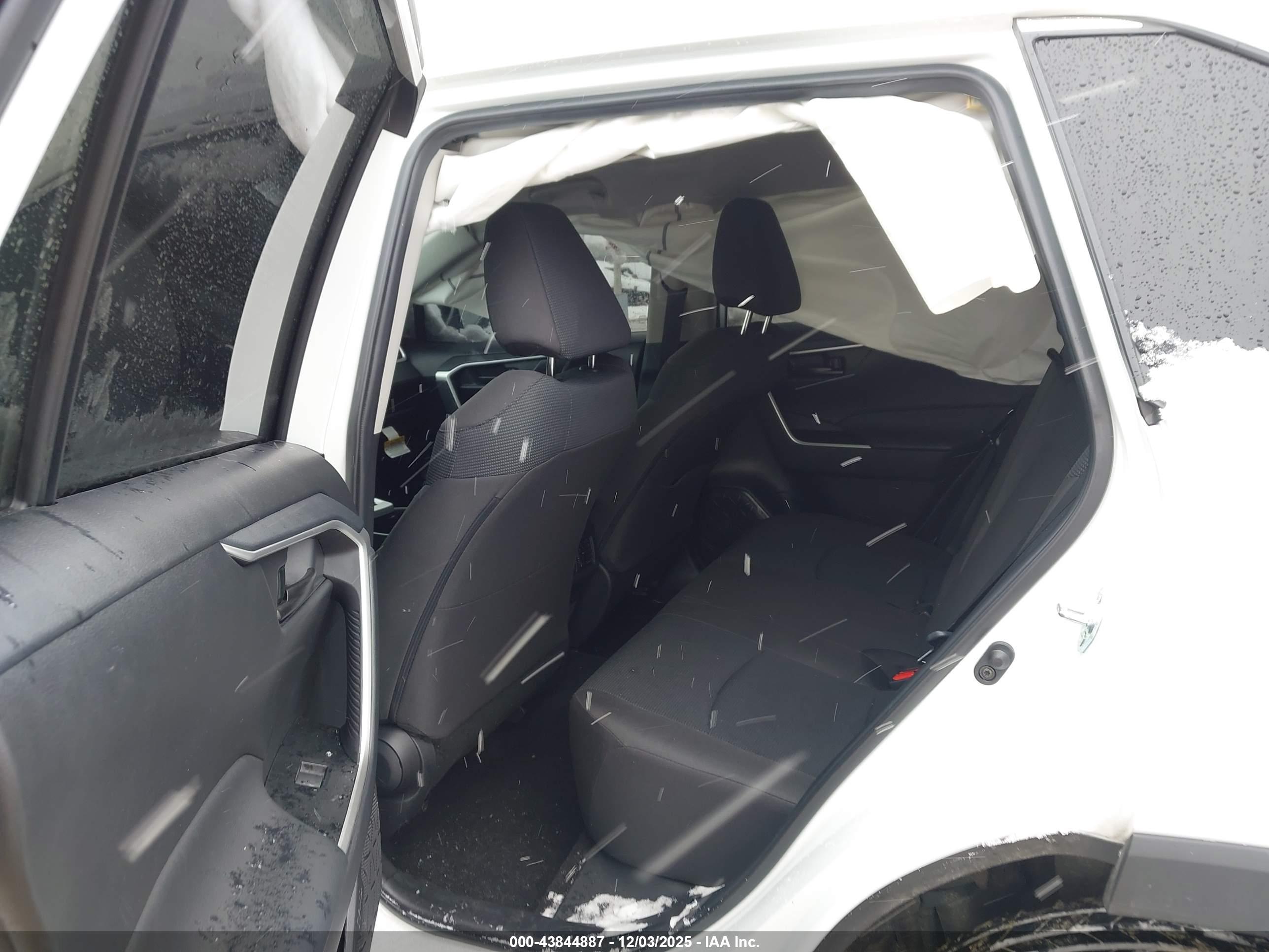 TOYOTA RAV4 image 8