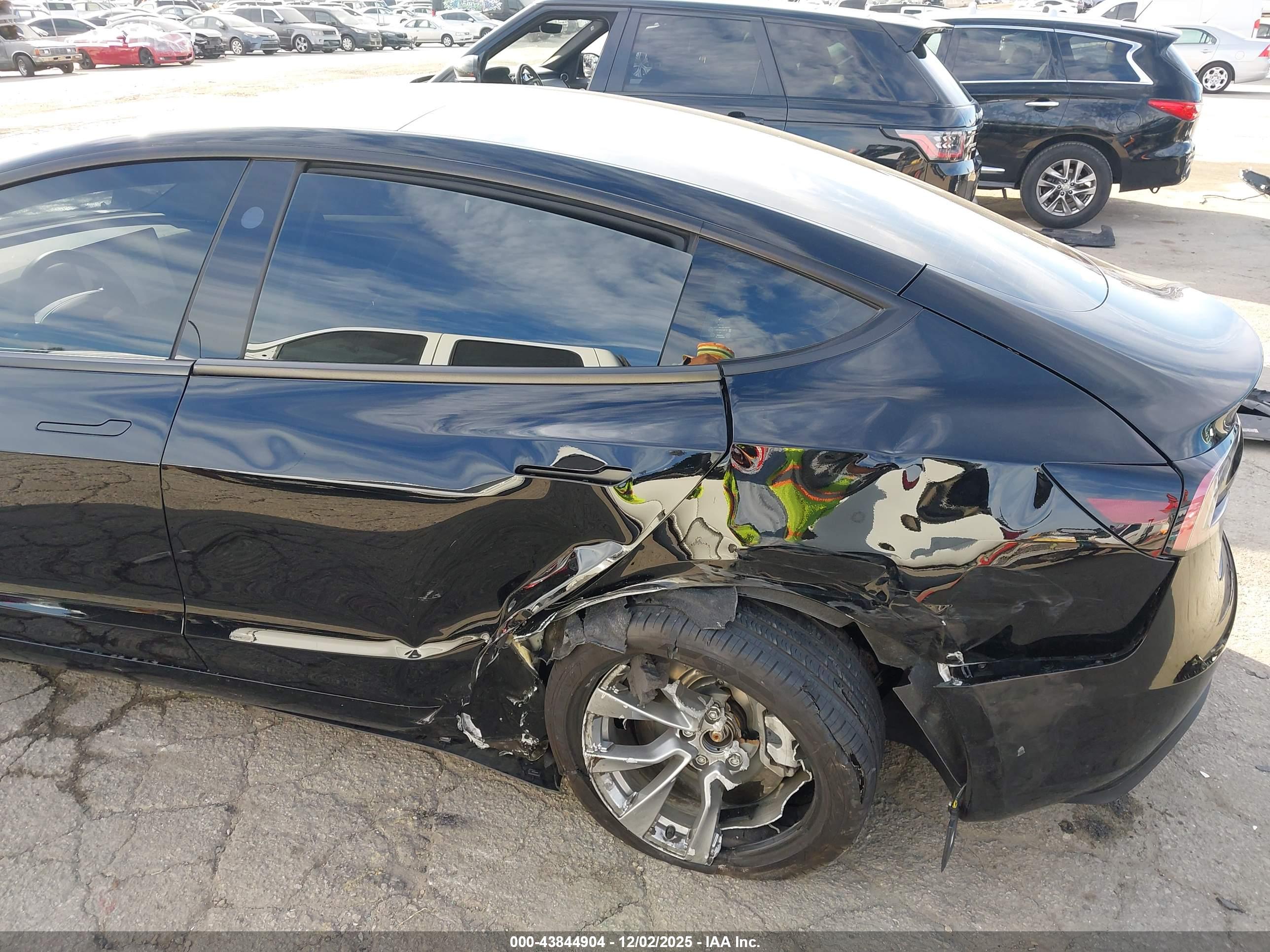 TESLA MODEL image 6