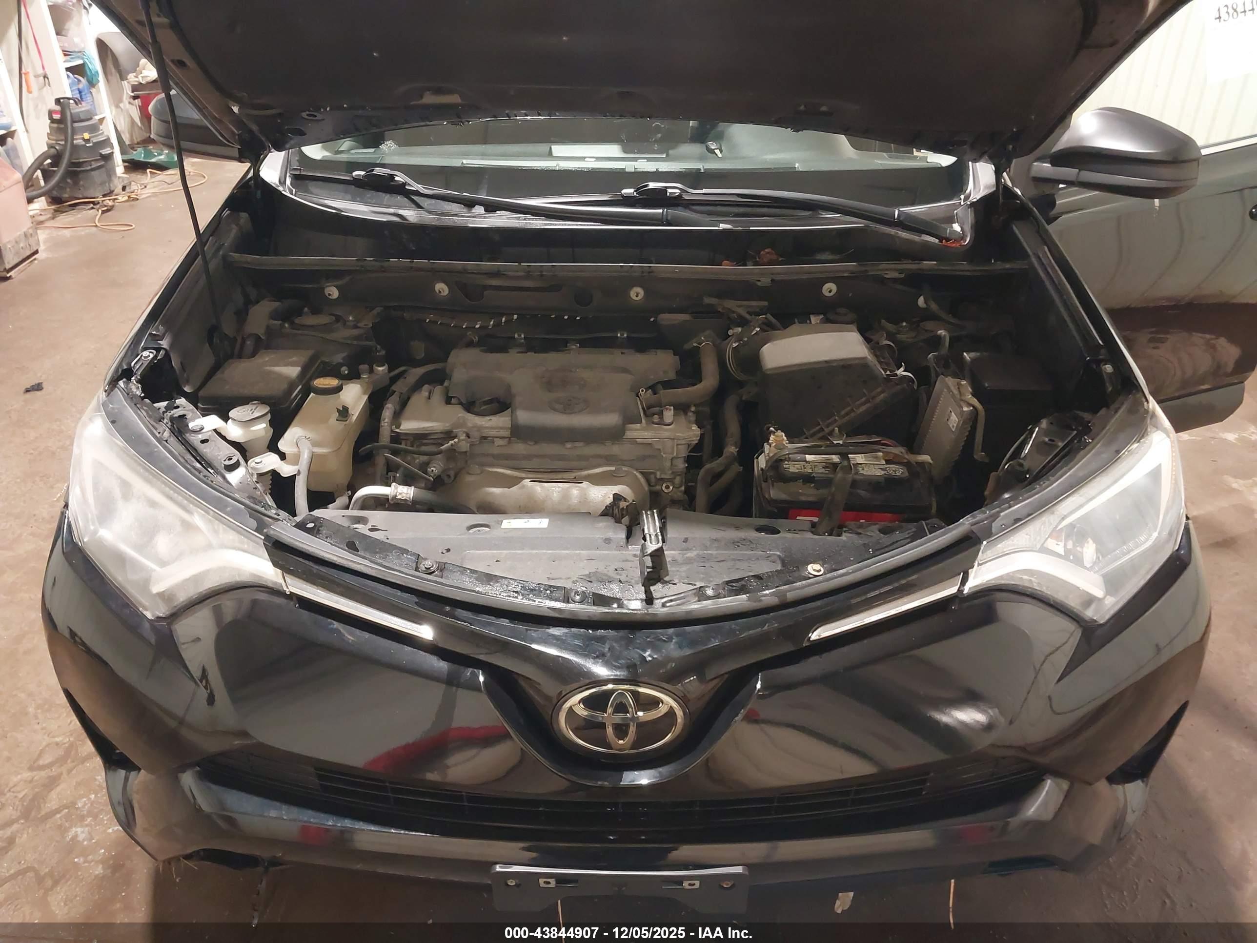 TOYOTA RAV4 image 10