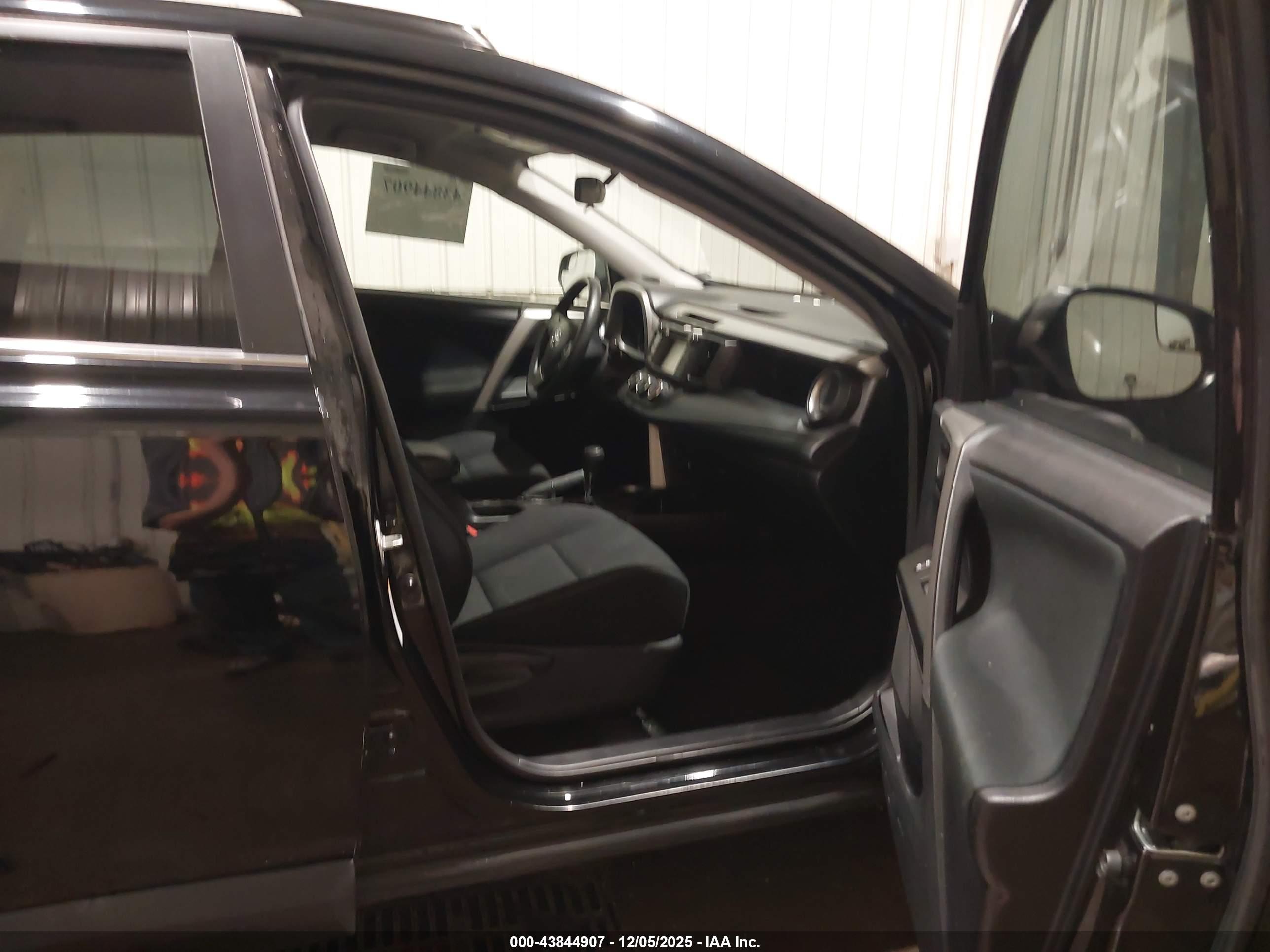 TOYOTA RAV4 image 5