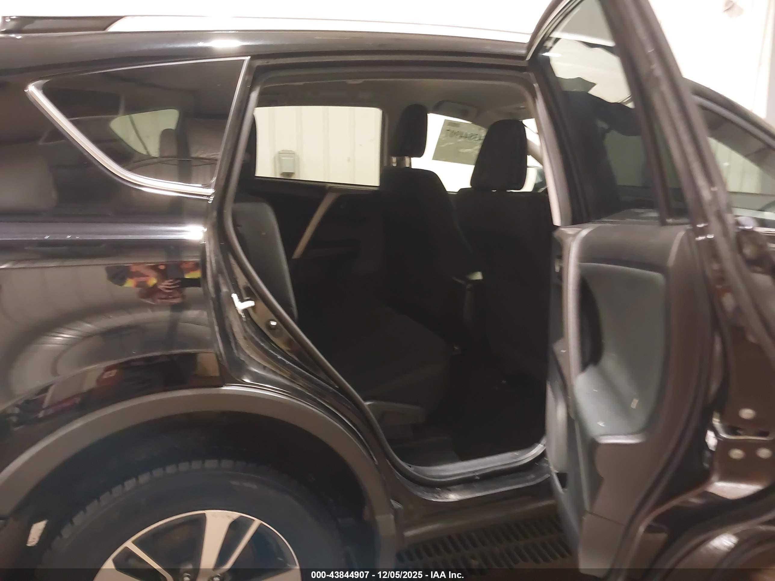 TOYOTA RAV4 image 8