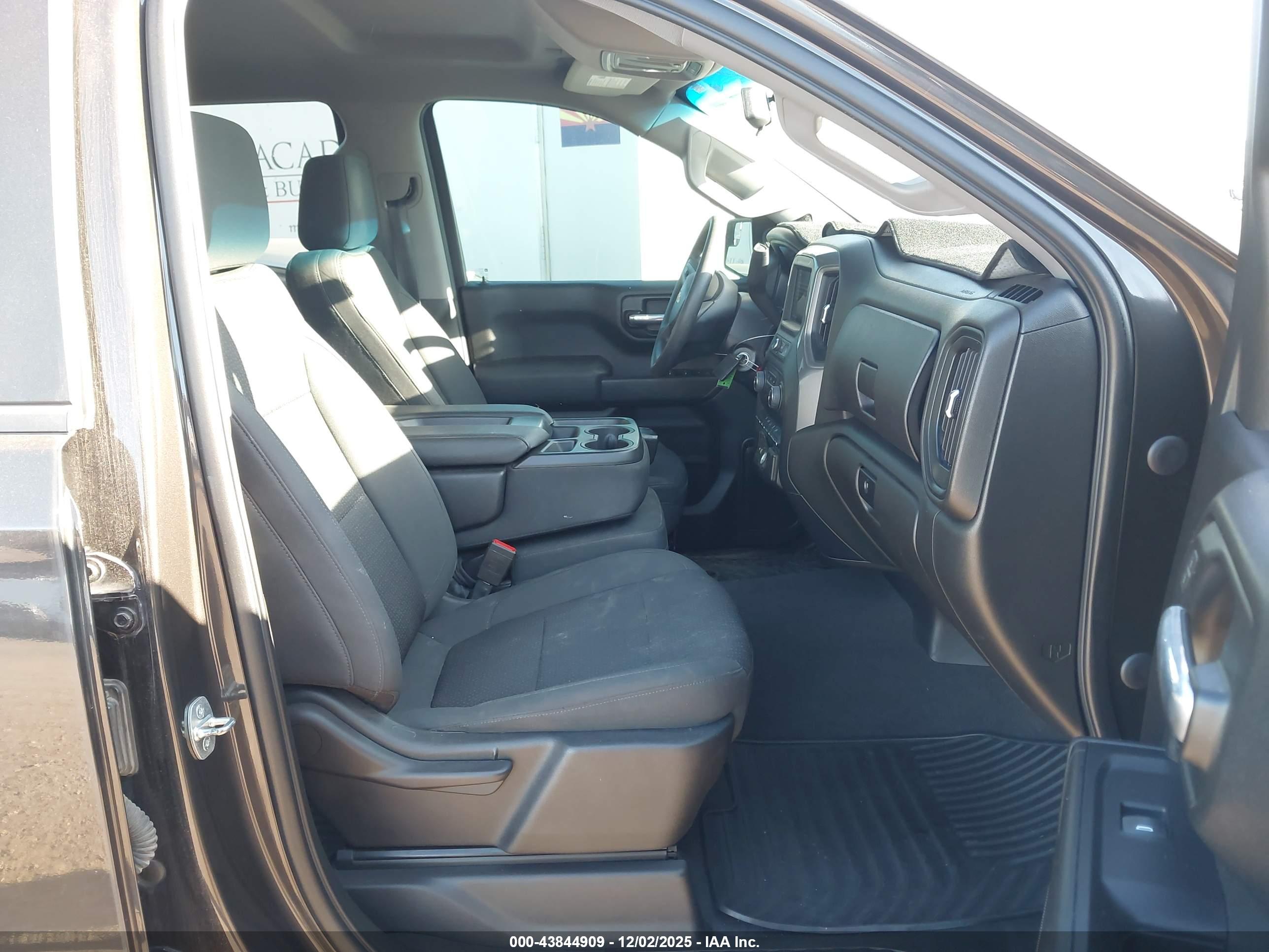 CHEVROLET SILVERADO image 5