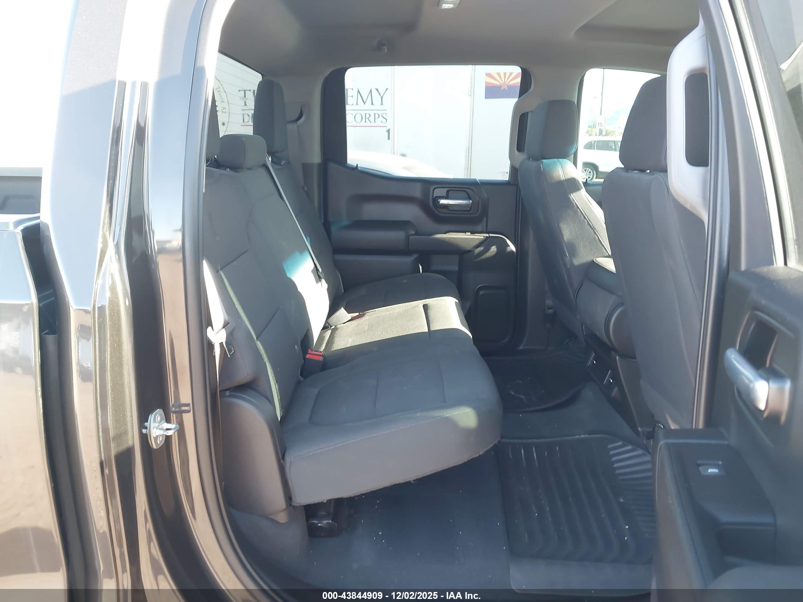 CHEVROLET SILVERADO image 8