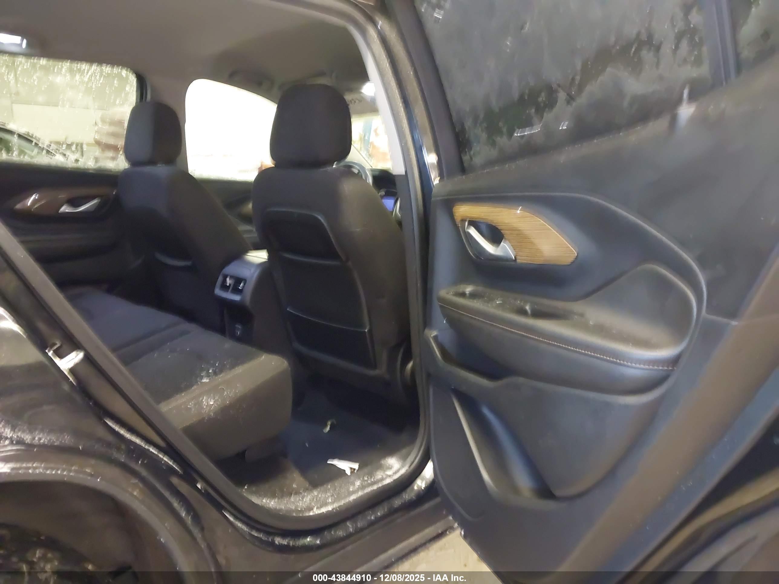 GMC TERRAIN image 8