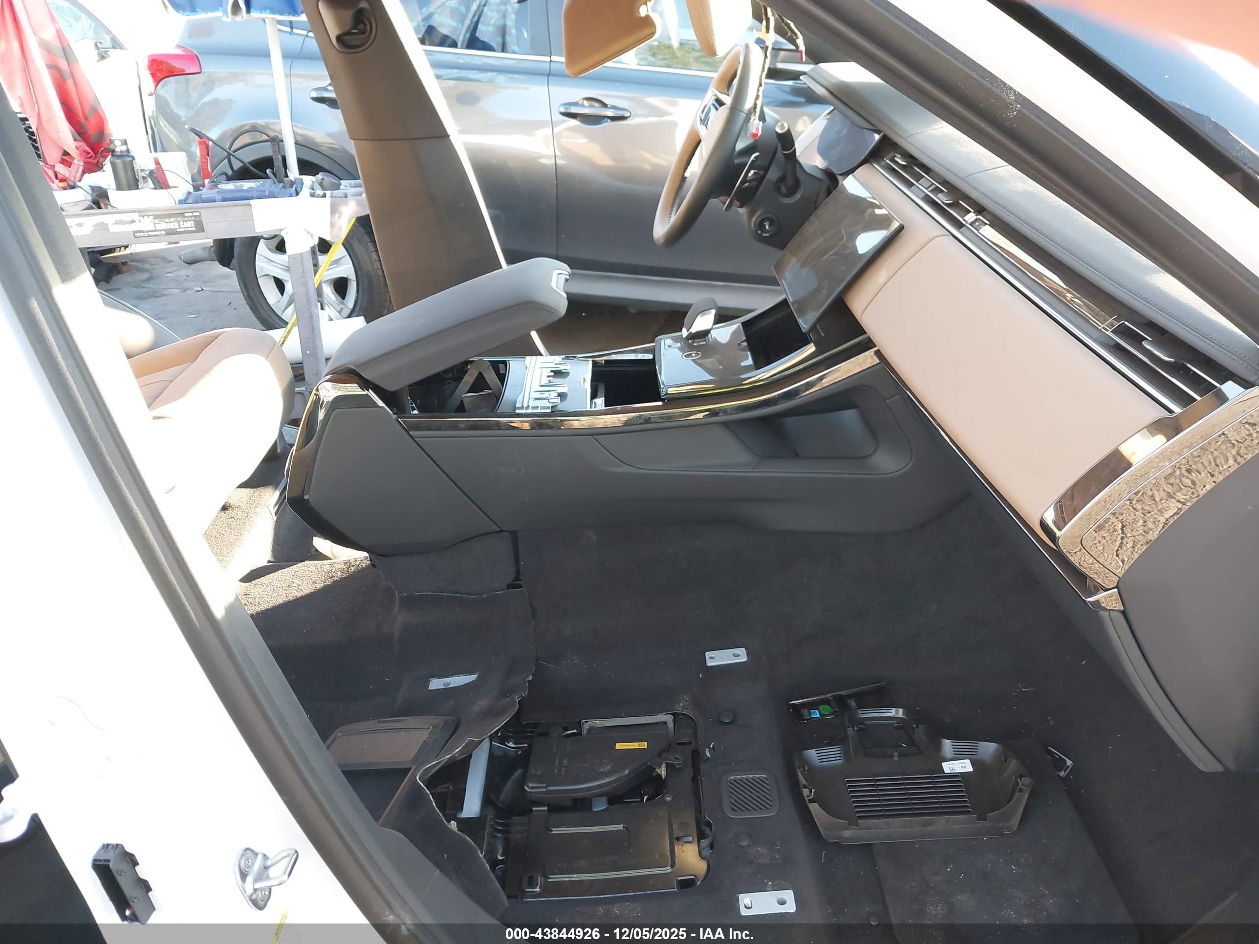 LAND ROVER image 5