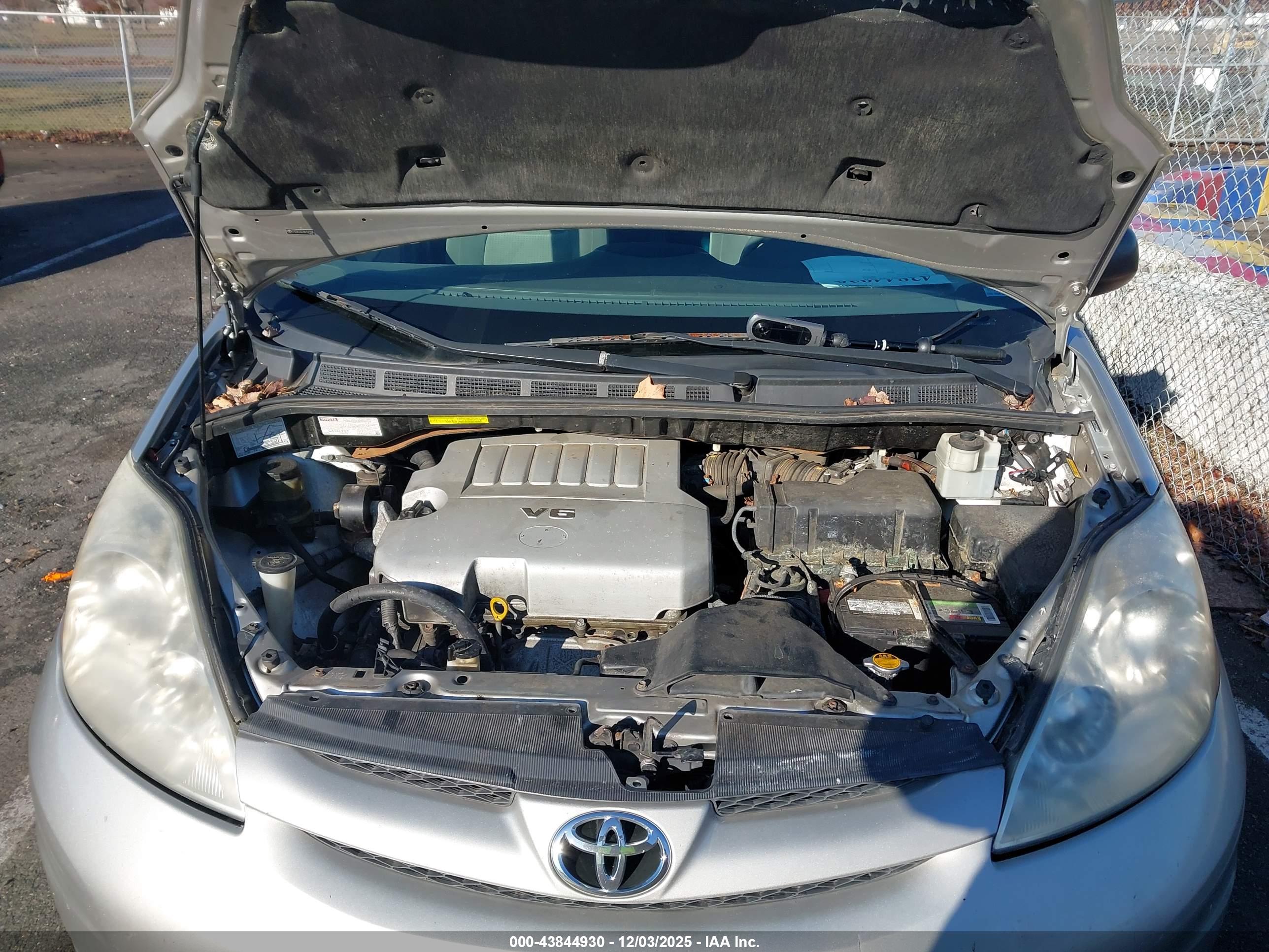 TOYOTA SIENNA image 10