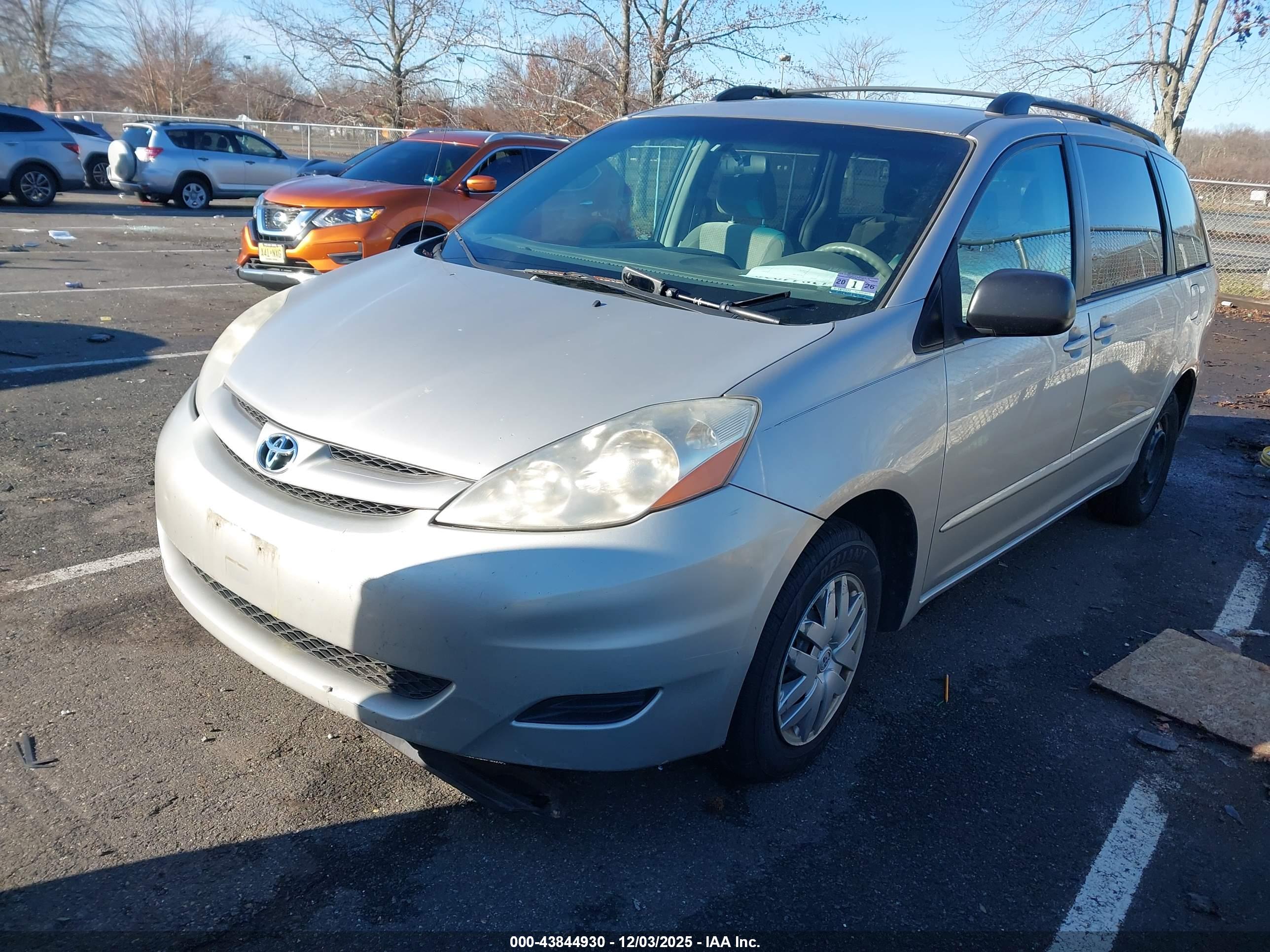 TOYOTA SIENNA image 2