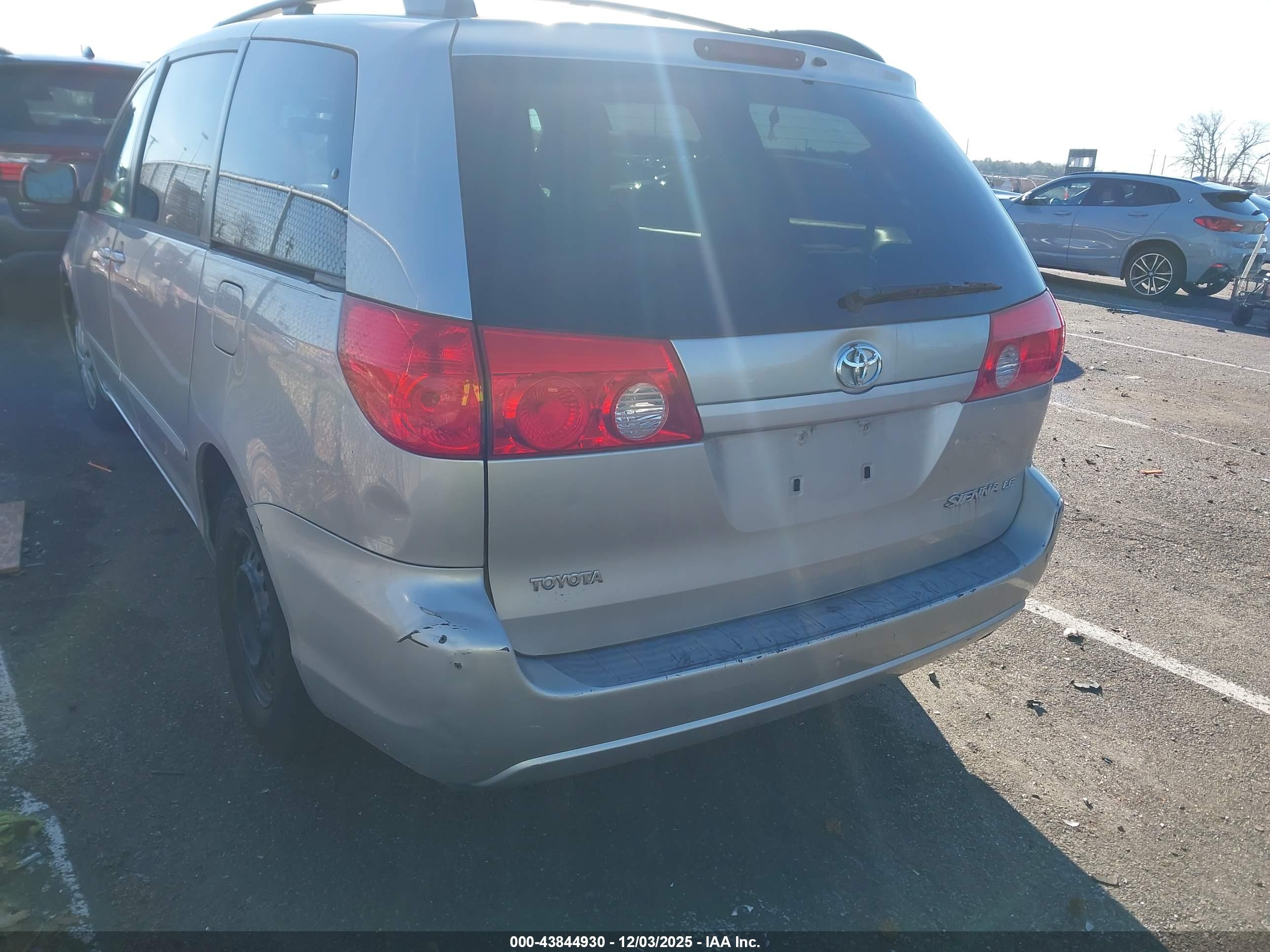 TOYOTA SIENNA image 3