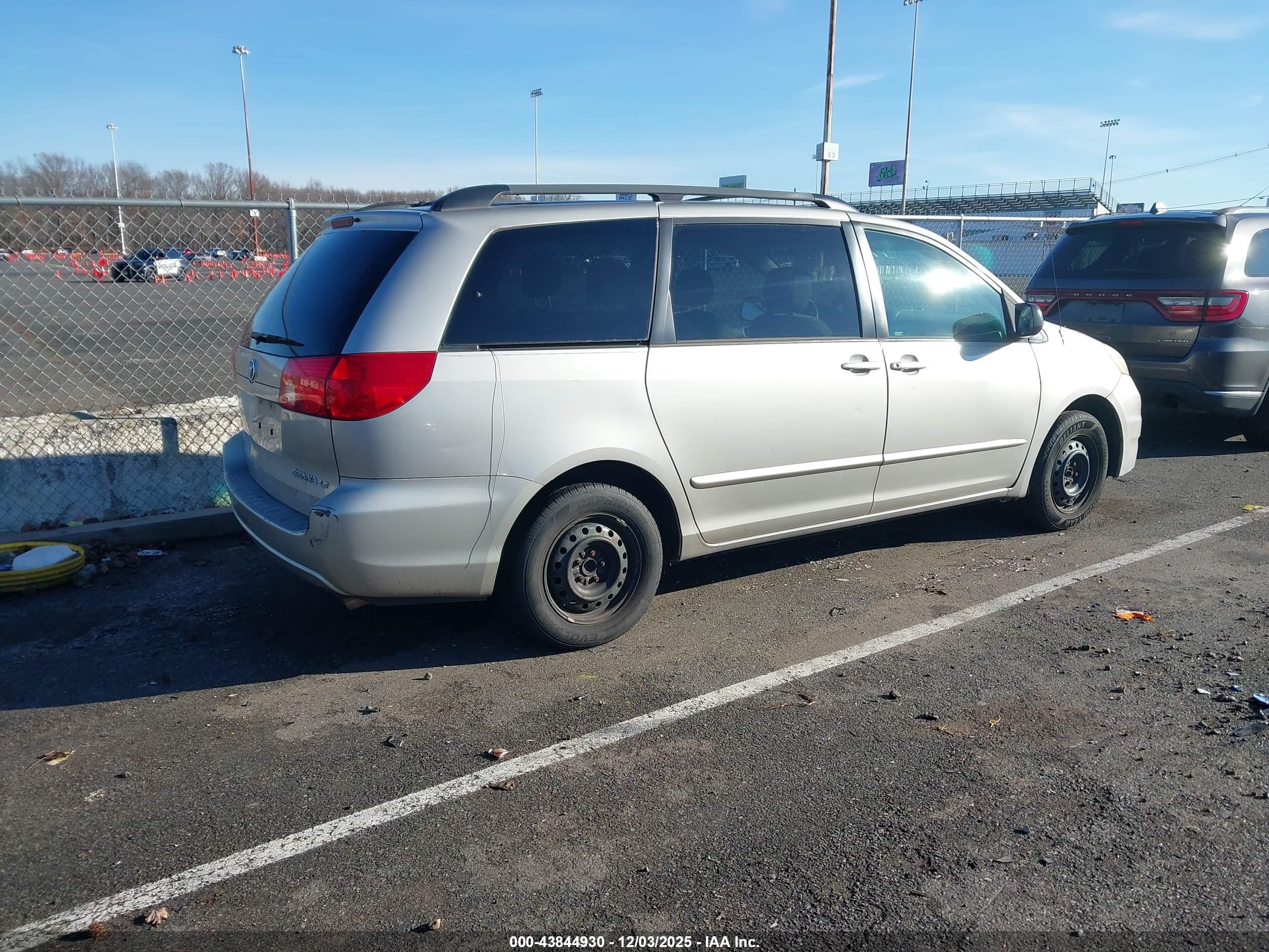 TOYOTA SIENNA image 4