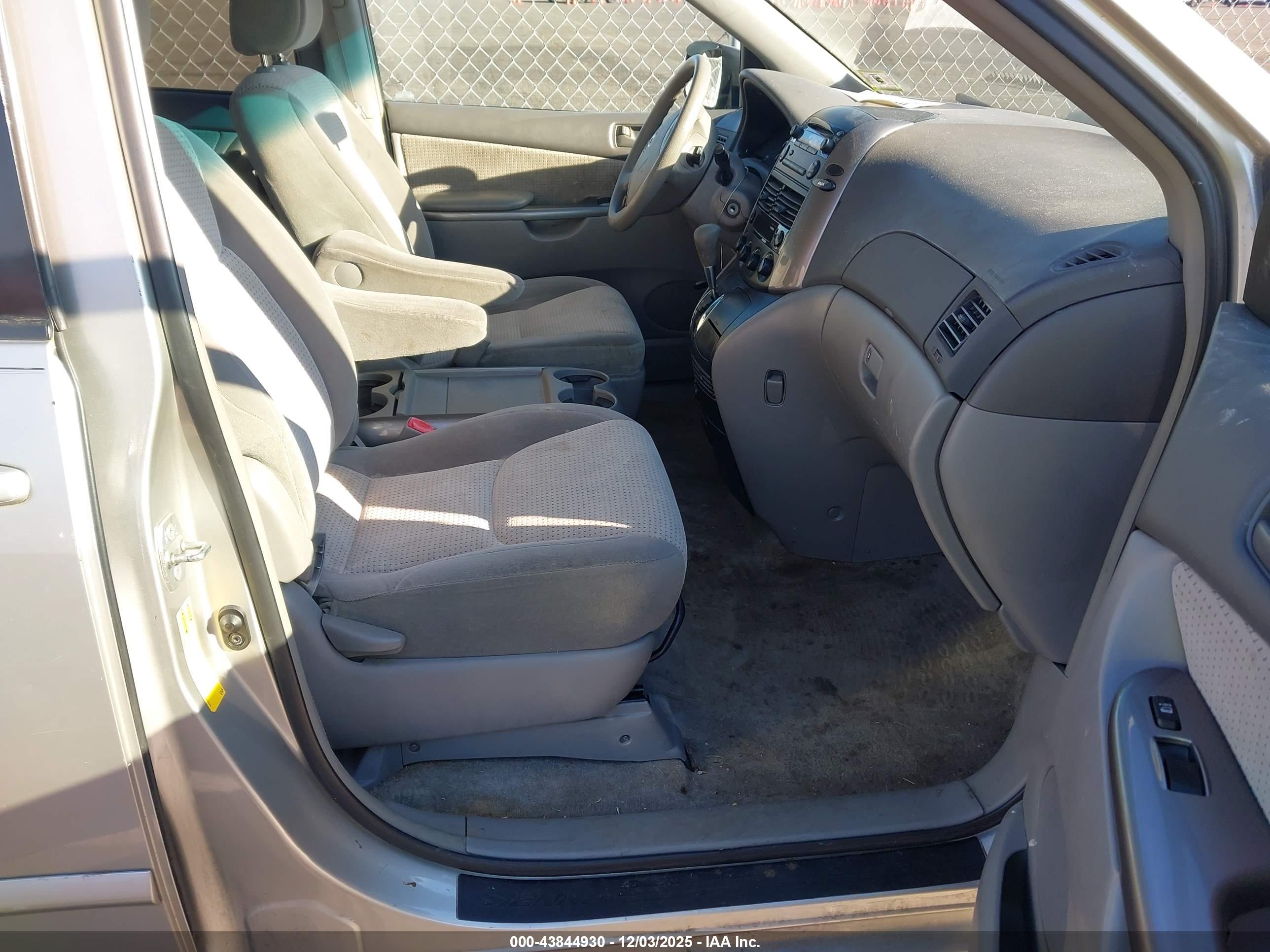 TOYOTA SIENNA image 5