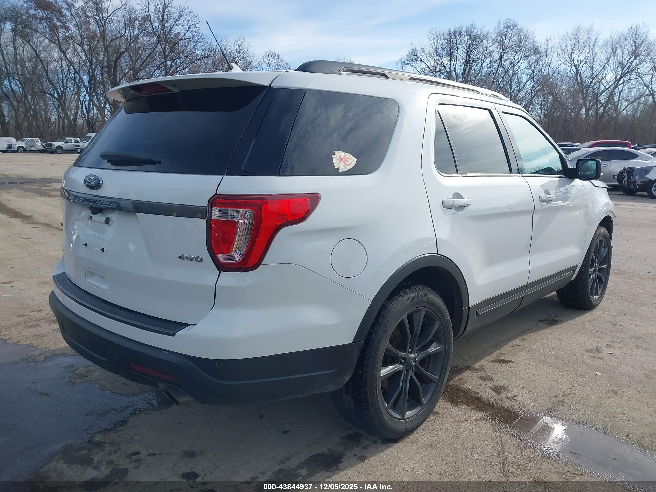 FORD EXPLORER image 4
