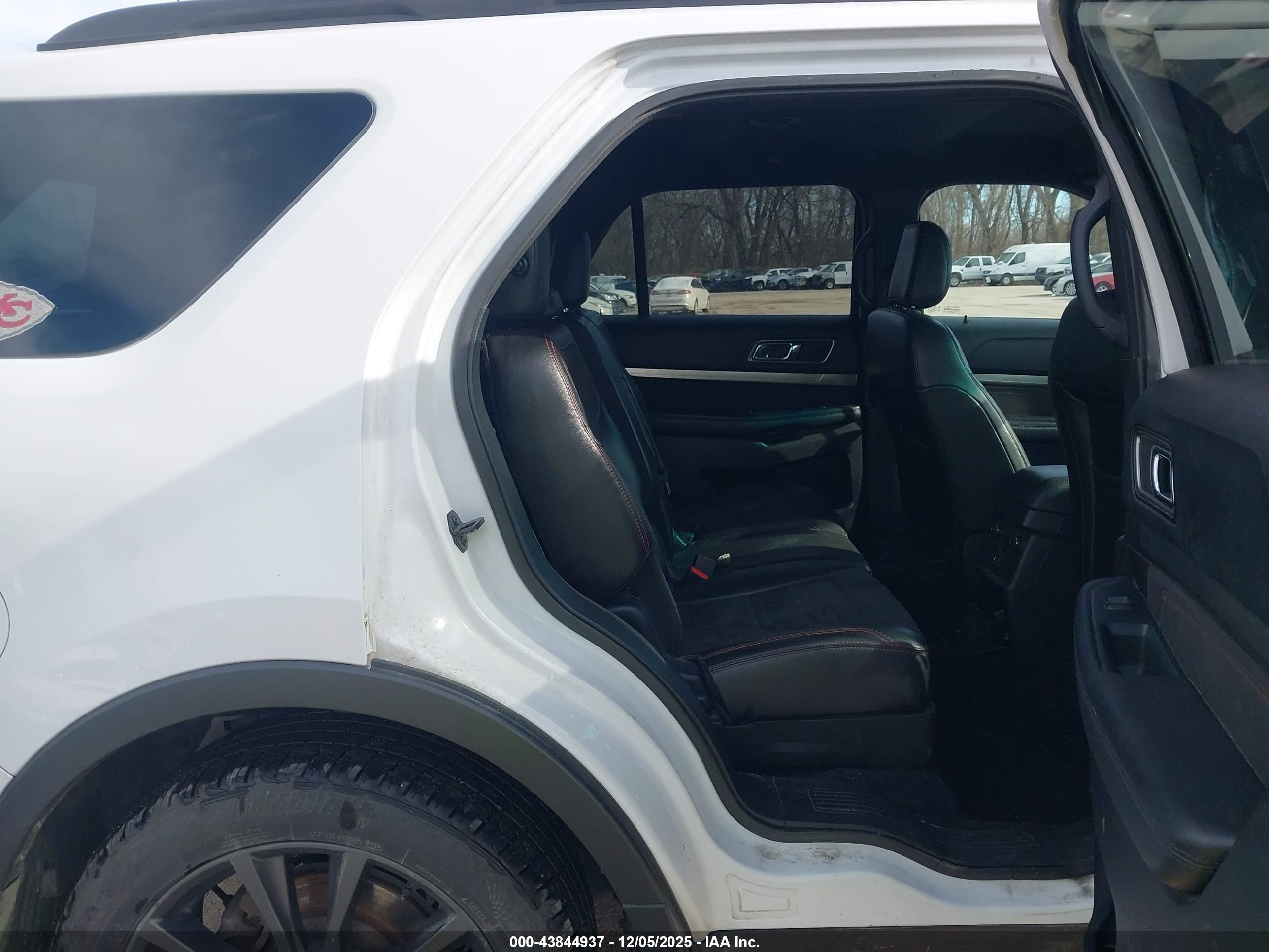 FORD EXPLORER image 8
