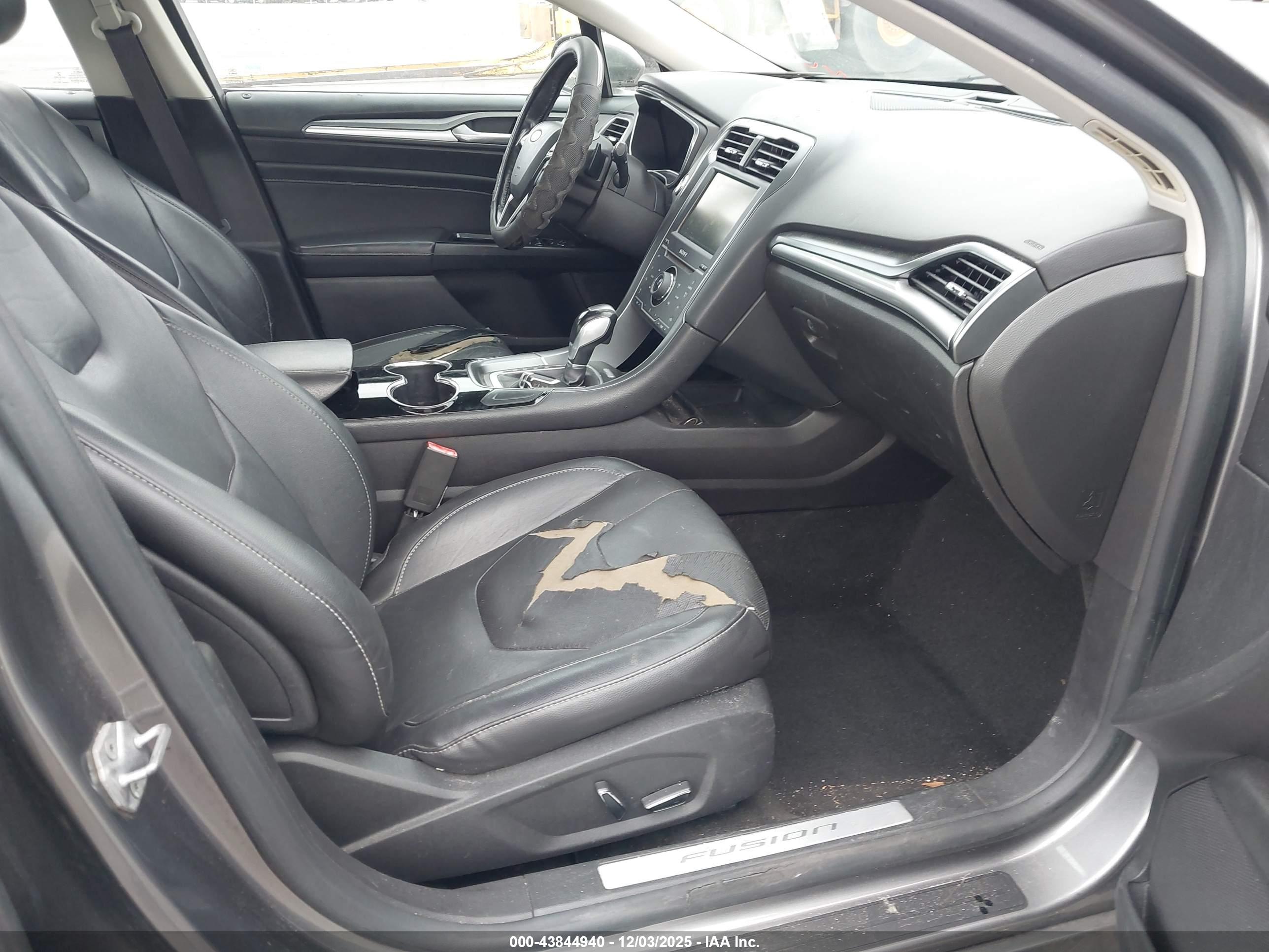 FORD FUSION image 5