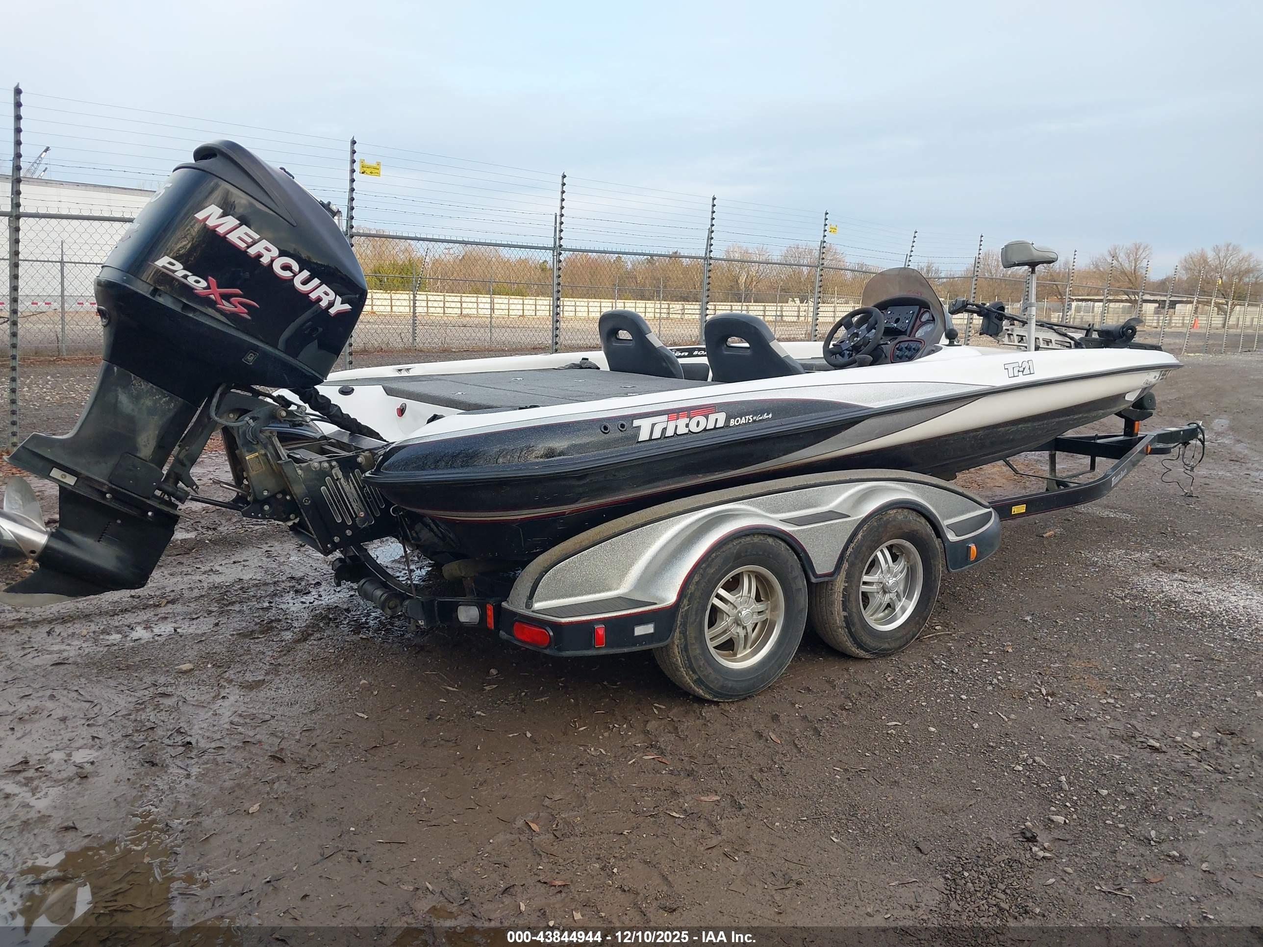 TRITON BASSBOAT image 4