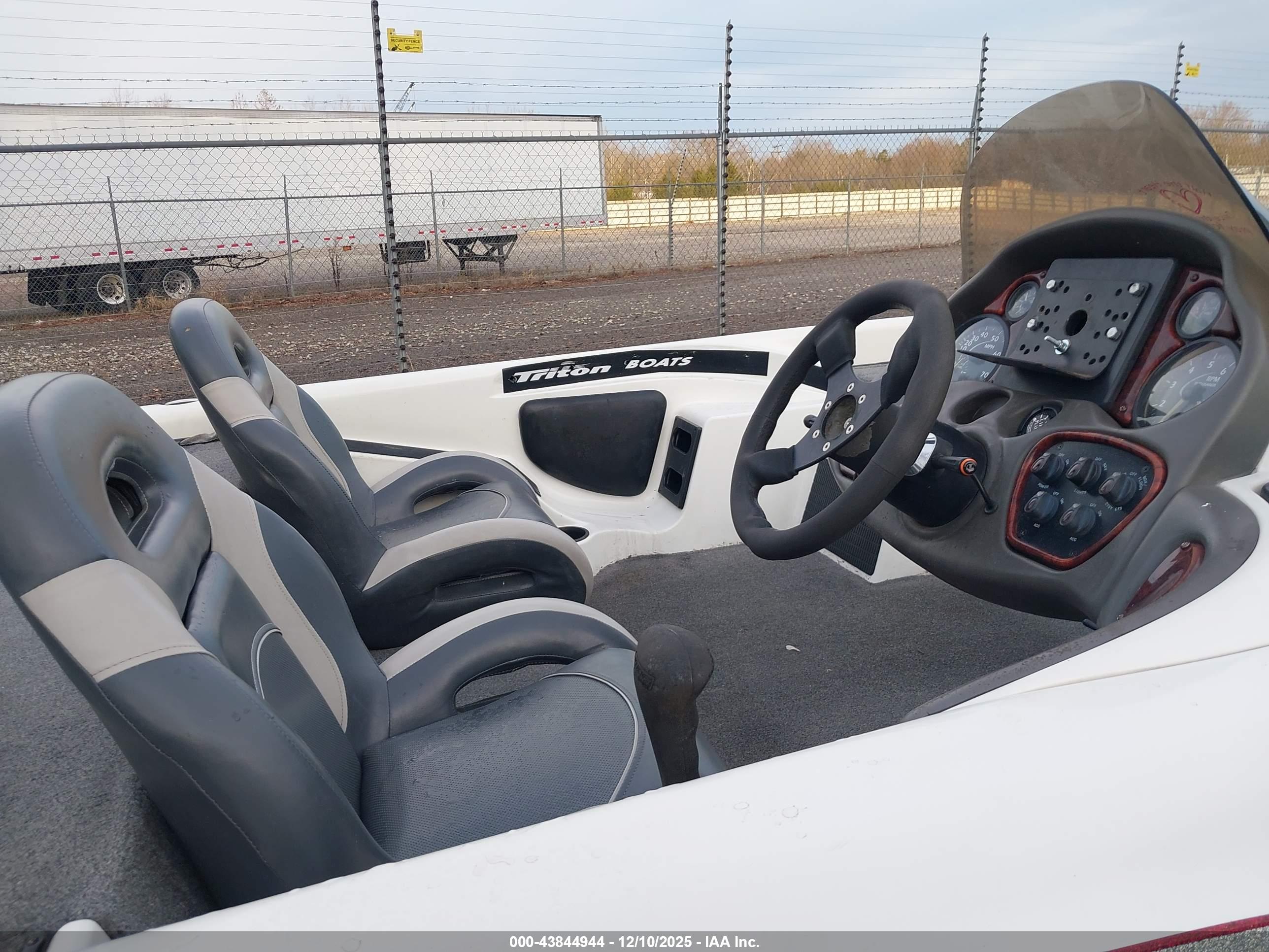 TRITON BASSBOAT image 5