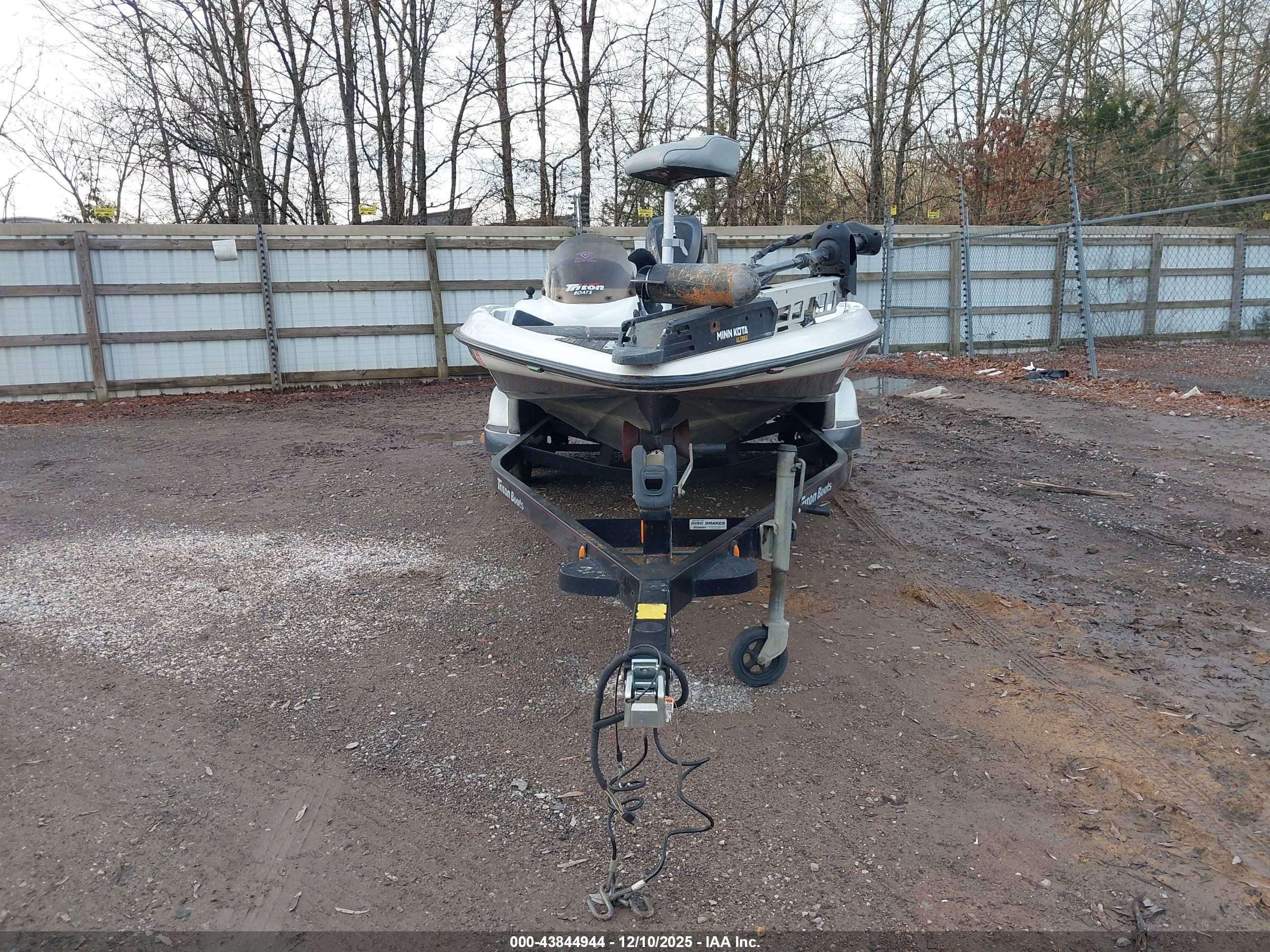 TRITON BASSBOAT image 6
