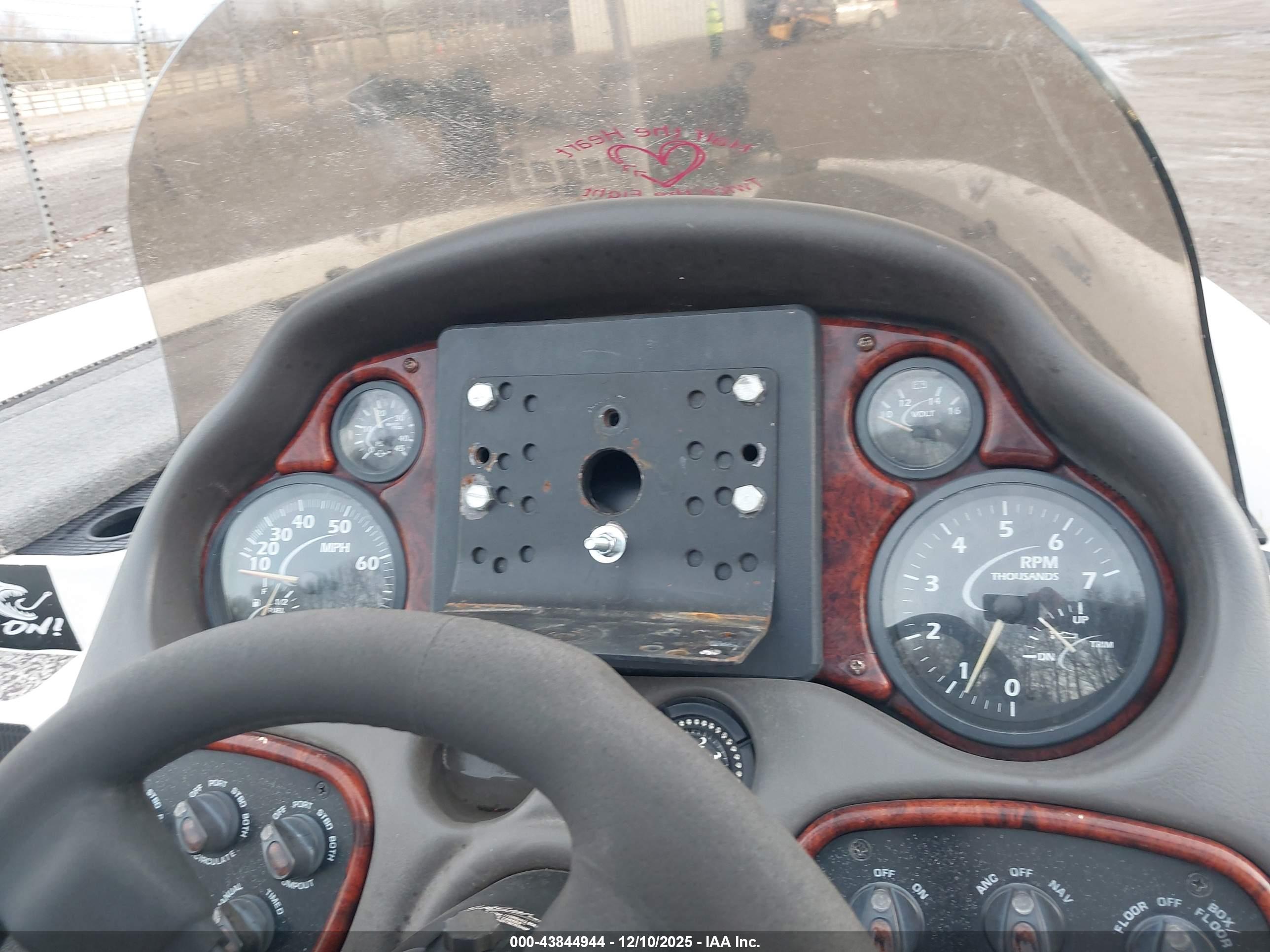 TRITON BASSBOAT image 7