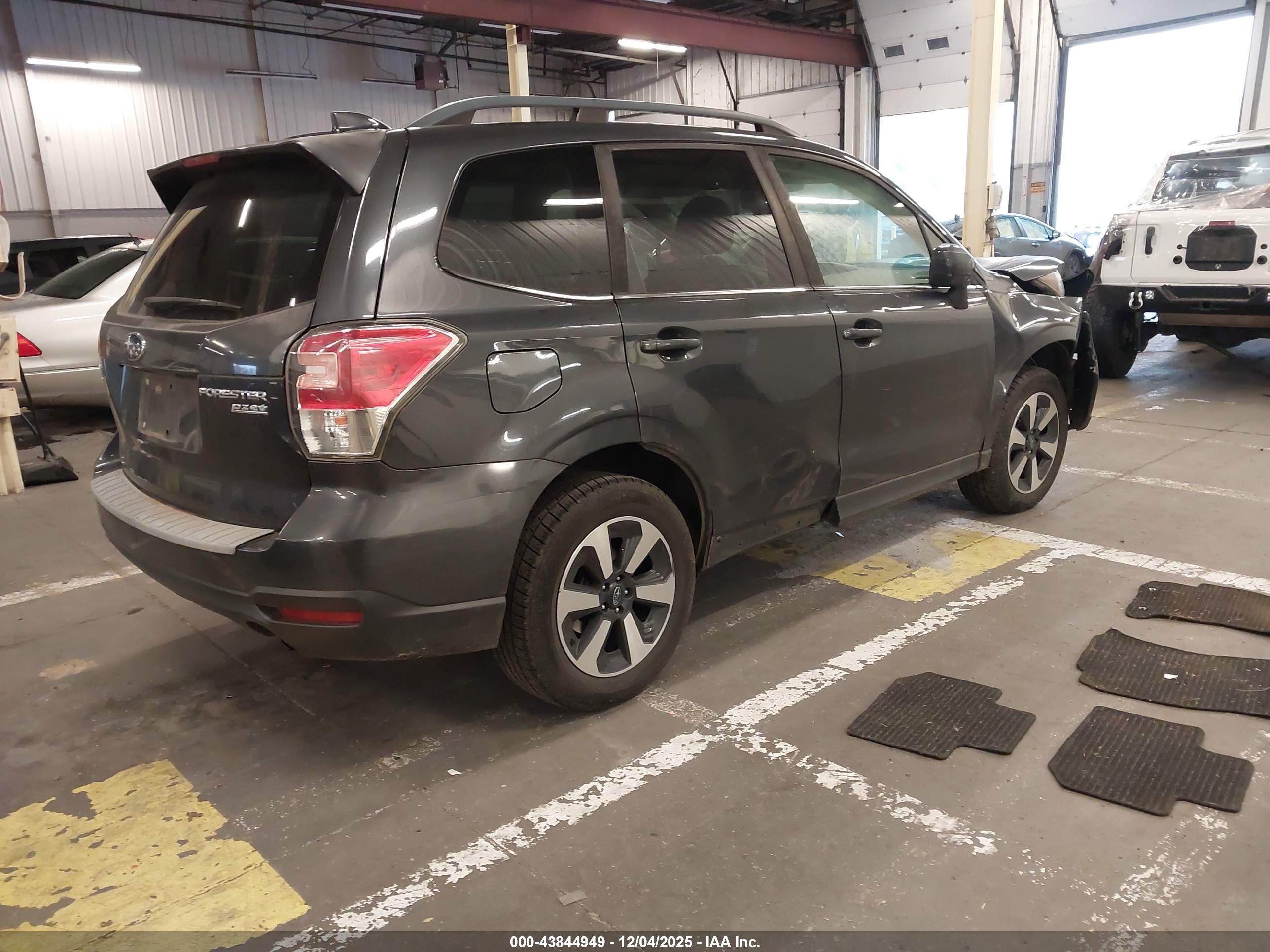 SUBARU FORESTER image 4