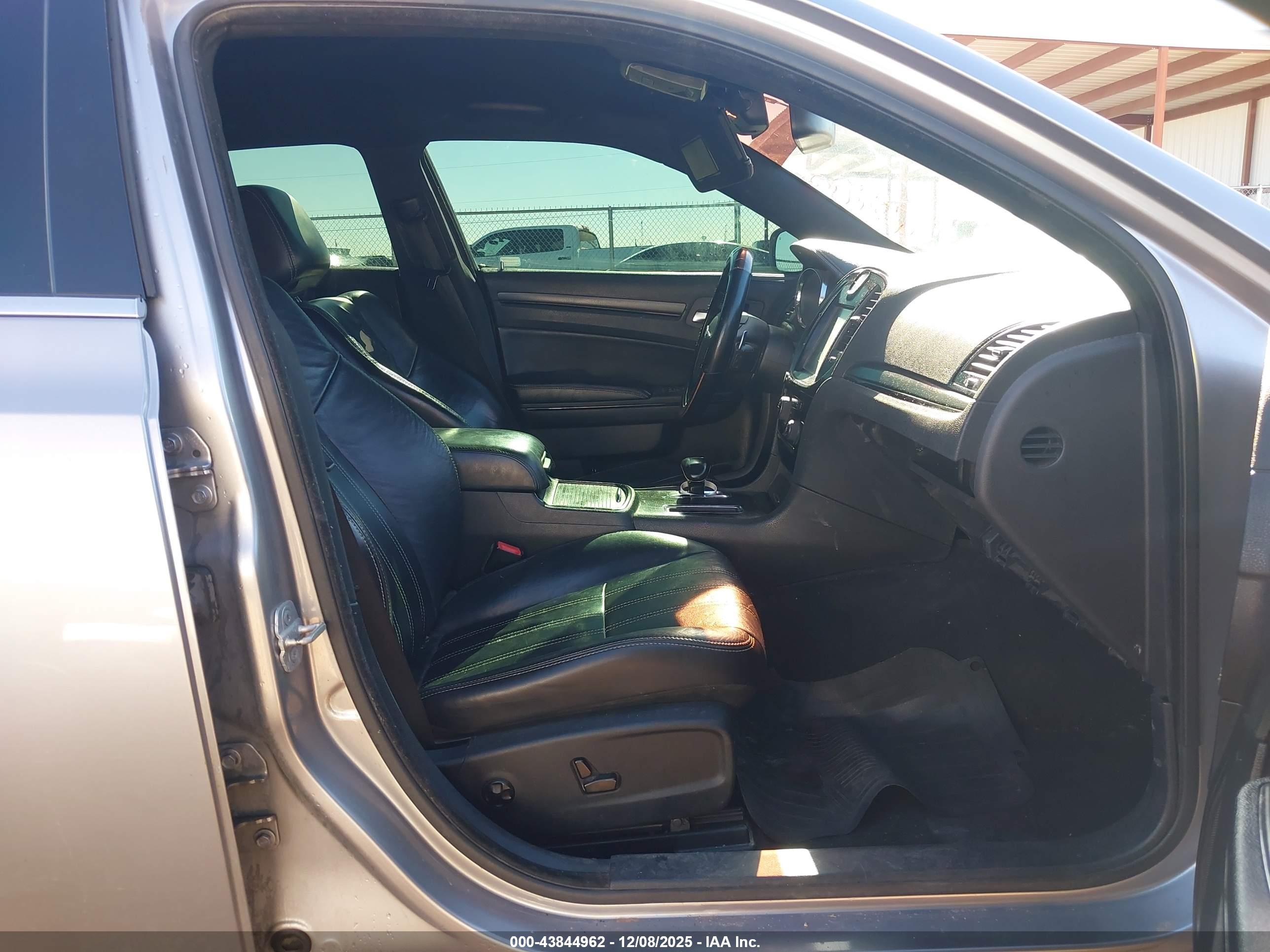 CHRYSLER 300 image 5