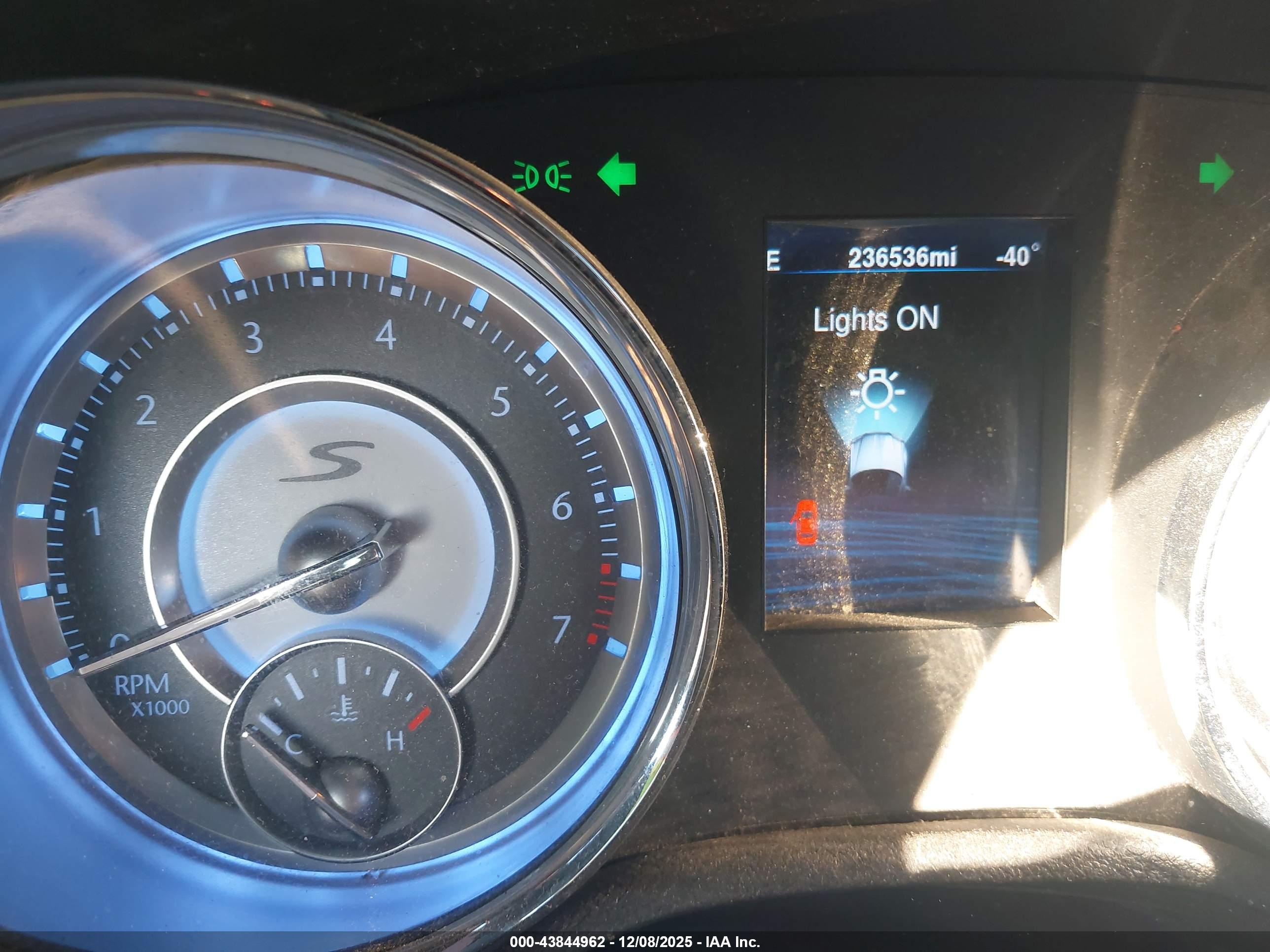 CHRYSLER 300 image 7