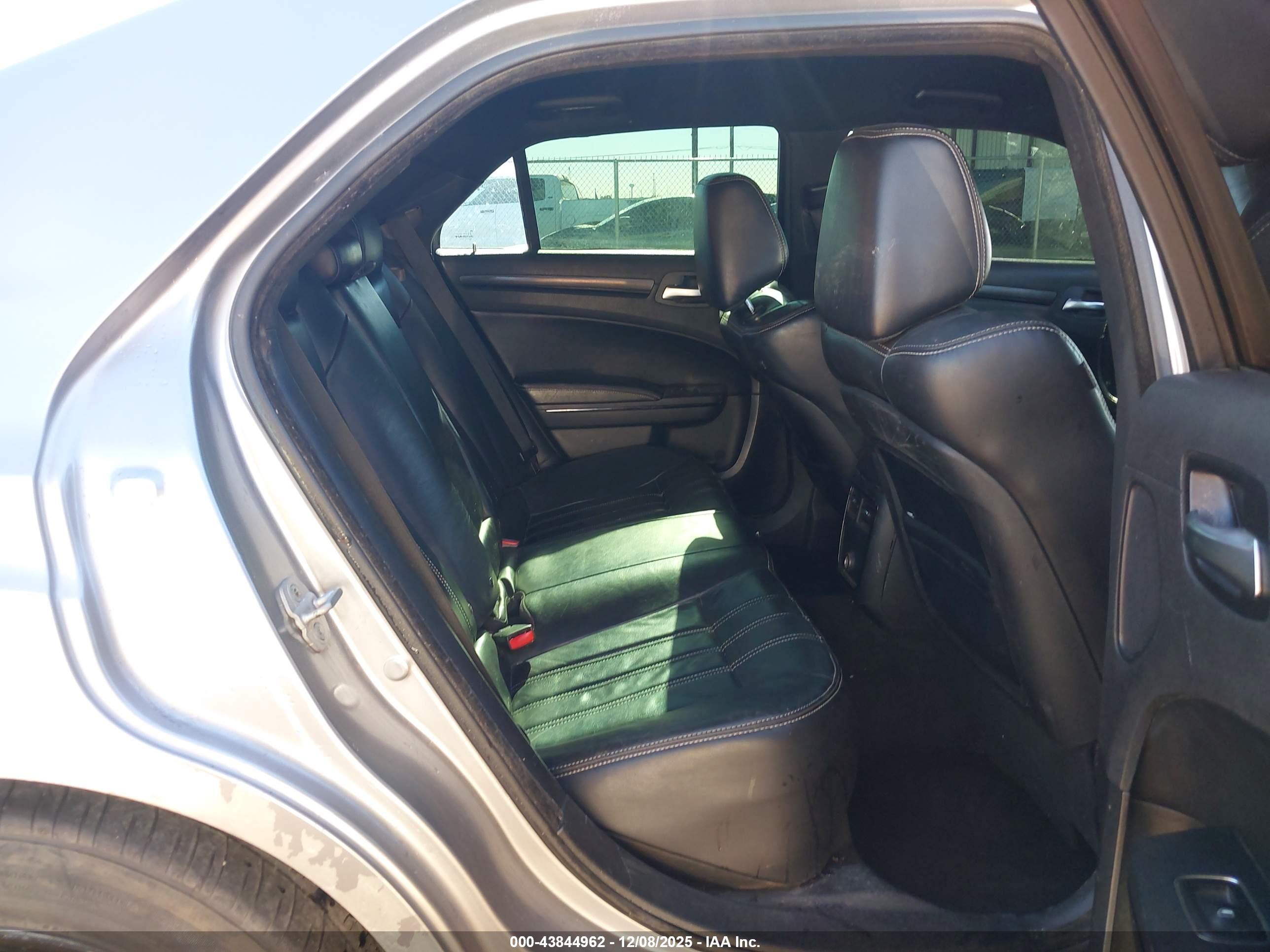 CHRYSLER 300 image 8