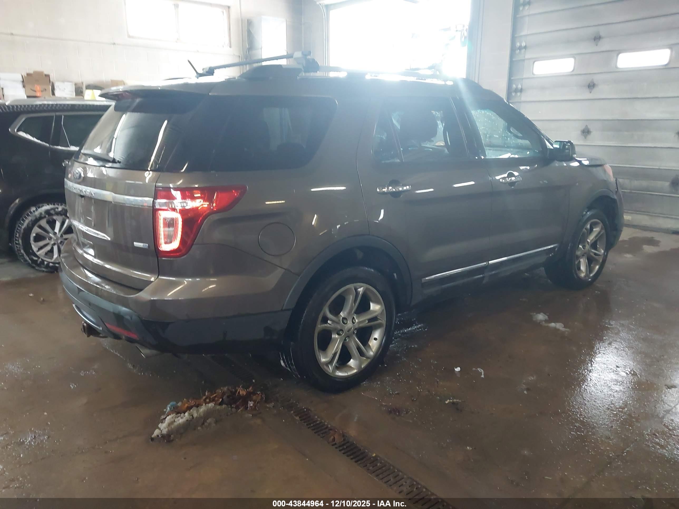 FORD EXPLORER image 4