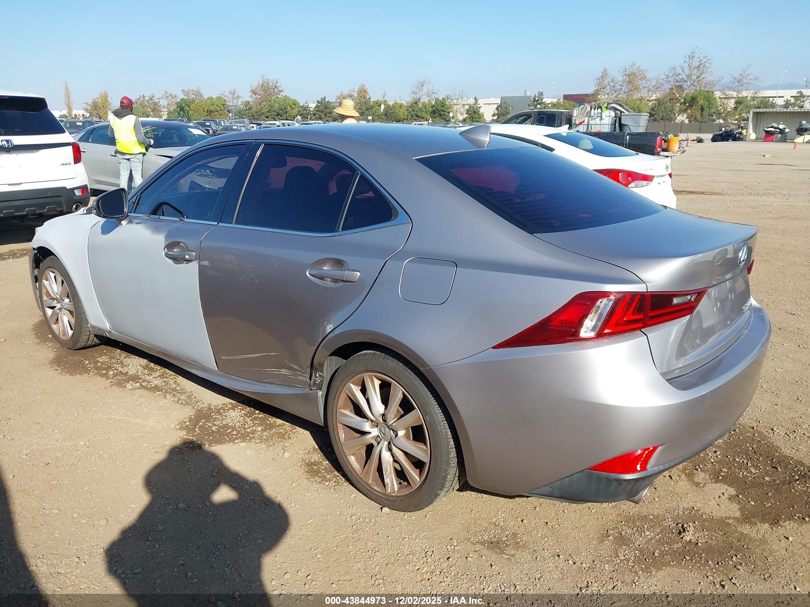 LEXUS IS image 3