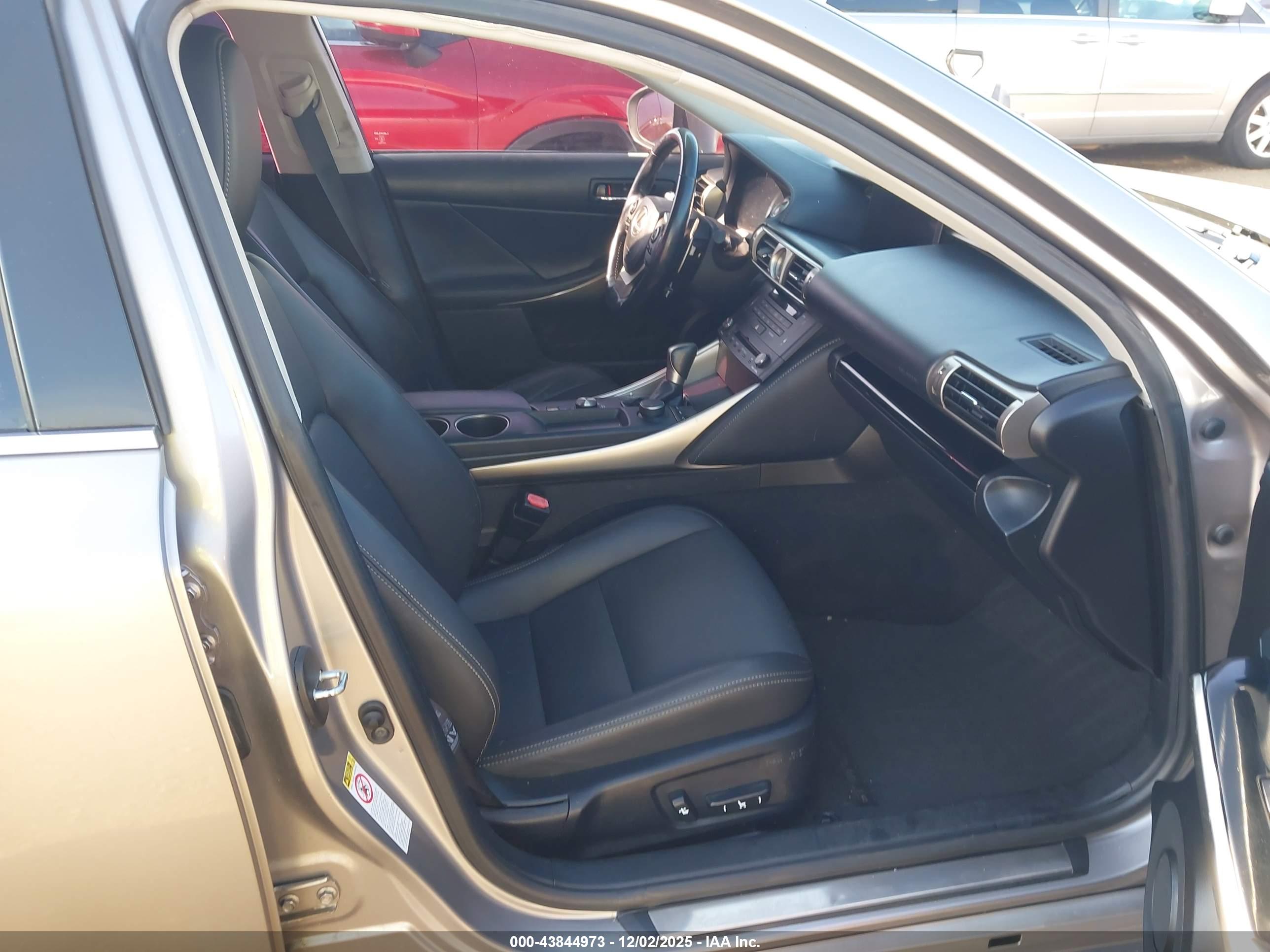 LEXUS IS image 5