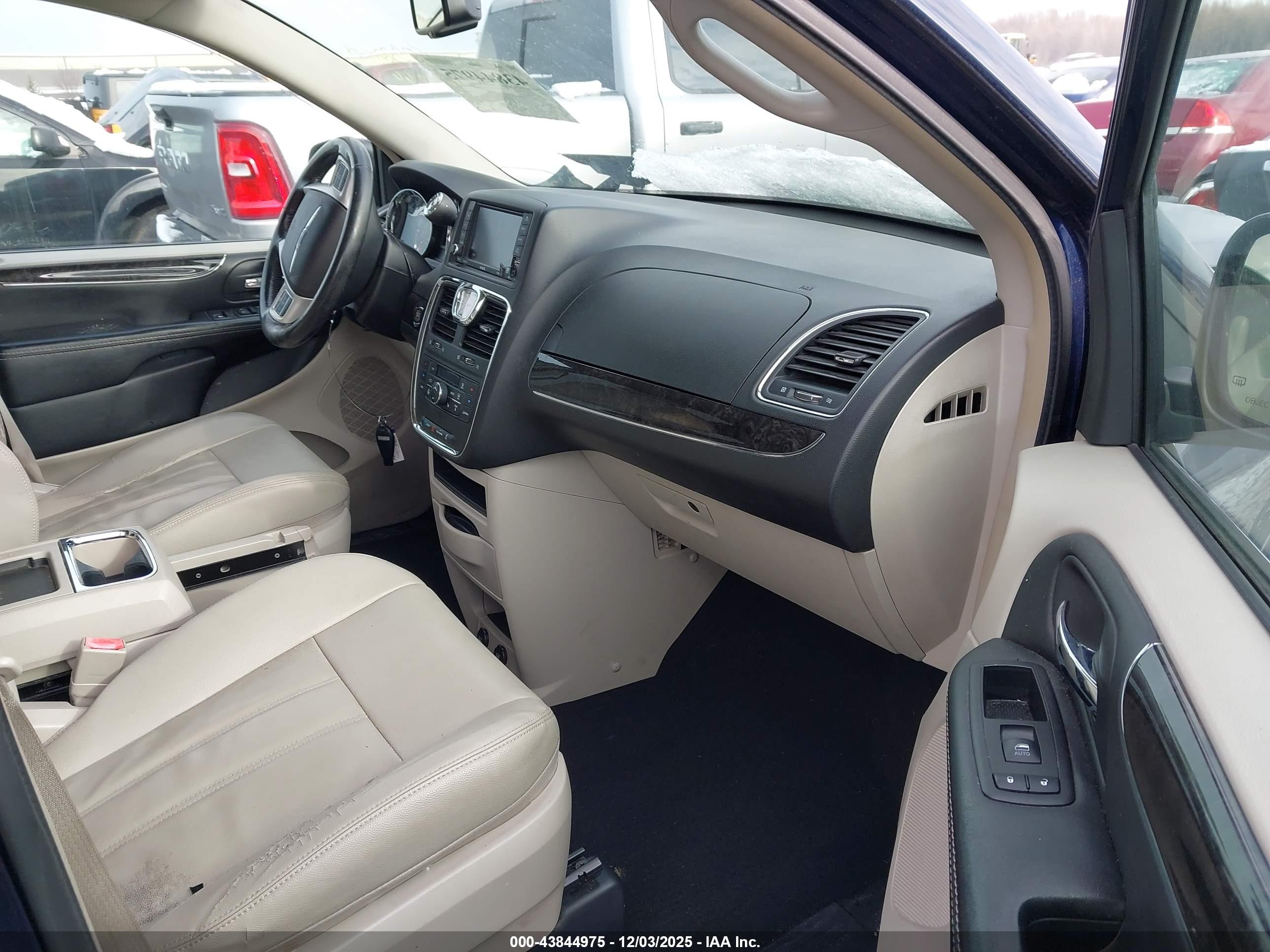 CHRYSLER TOWN image 5