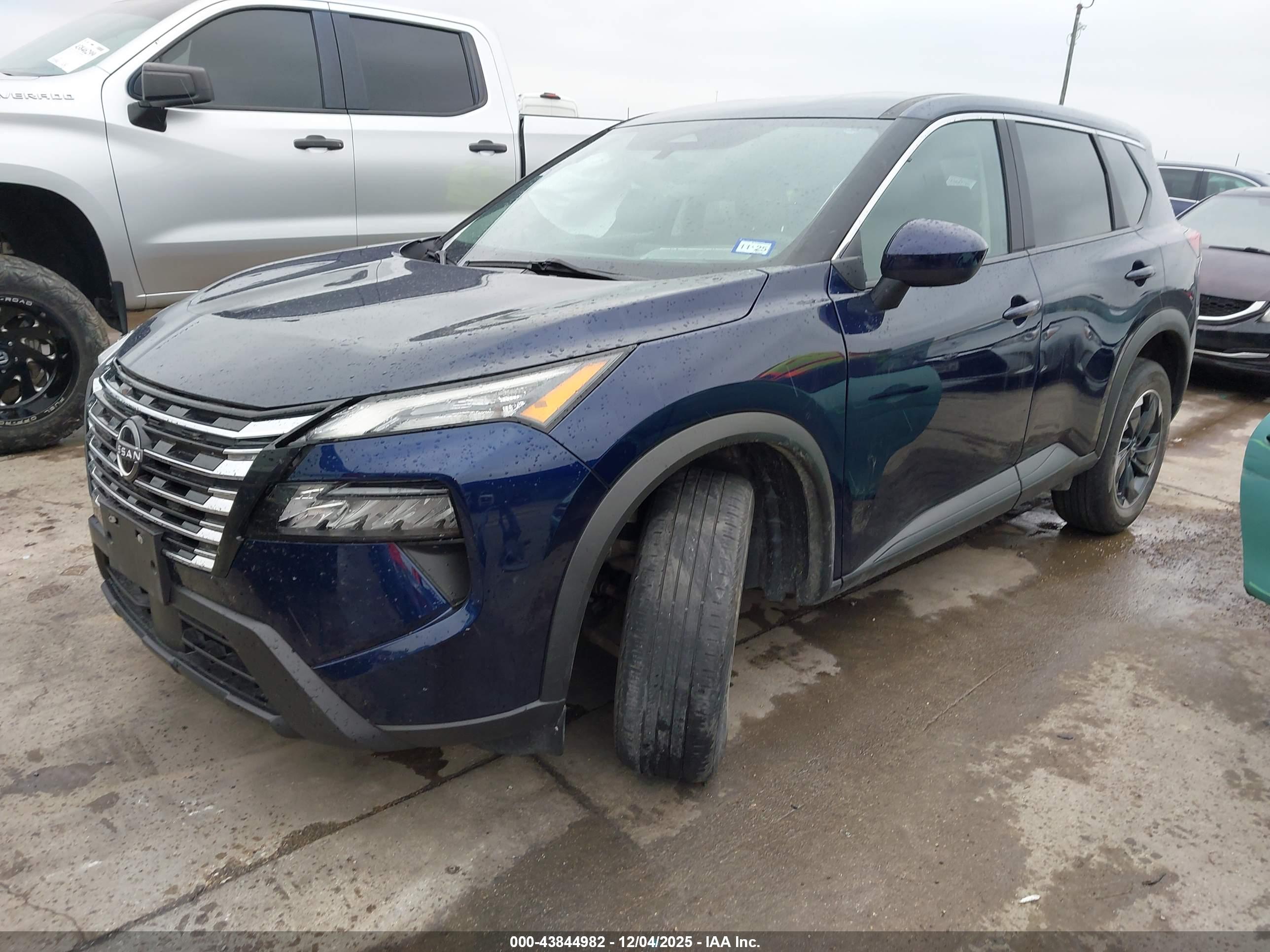 NISSAN ROGUE image 2