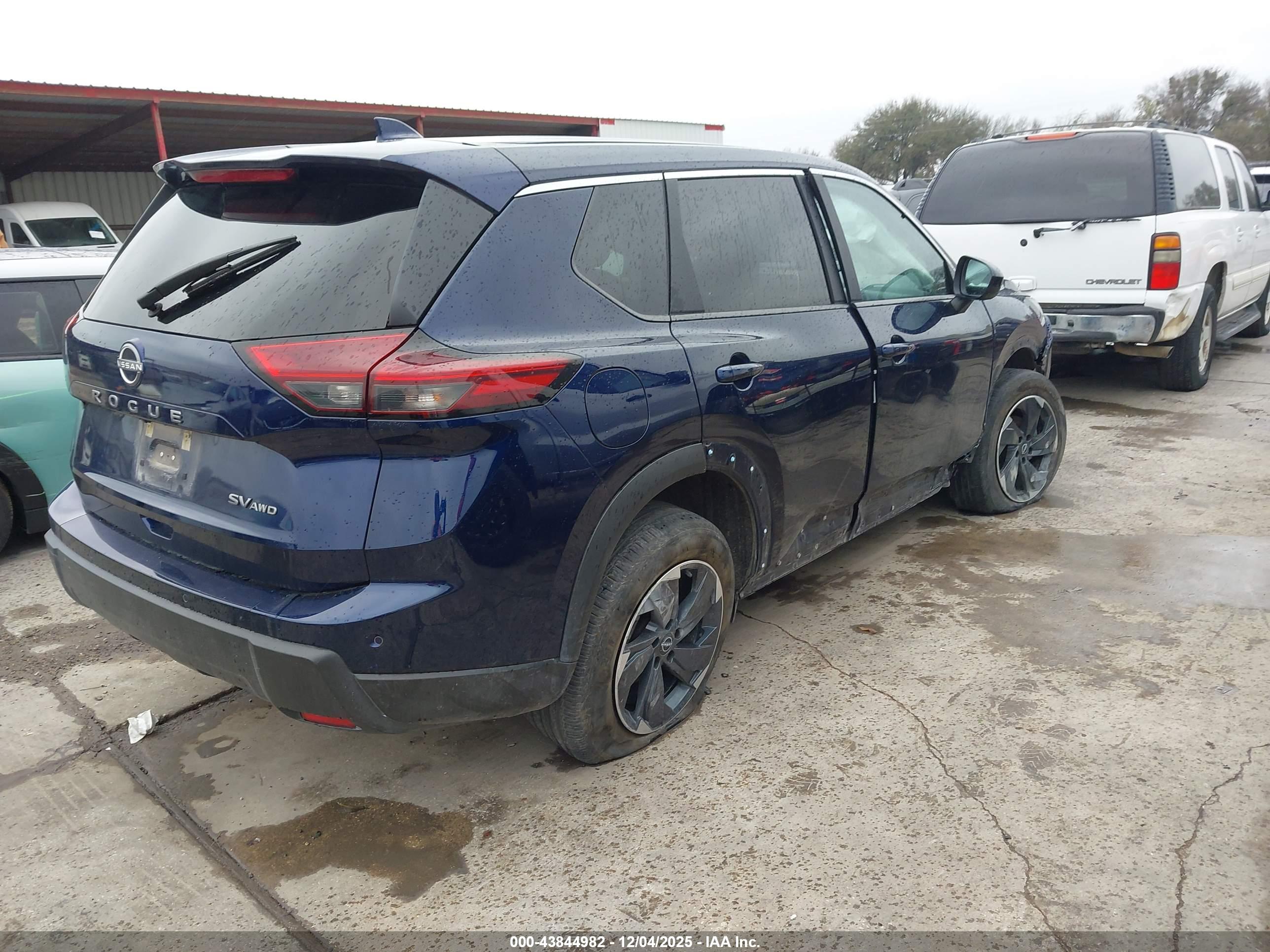 NISSAN ROGUE image 4