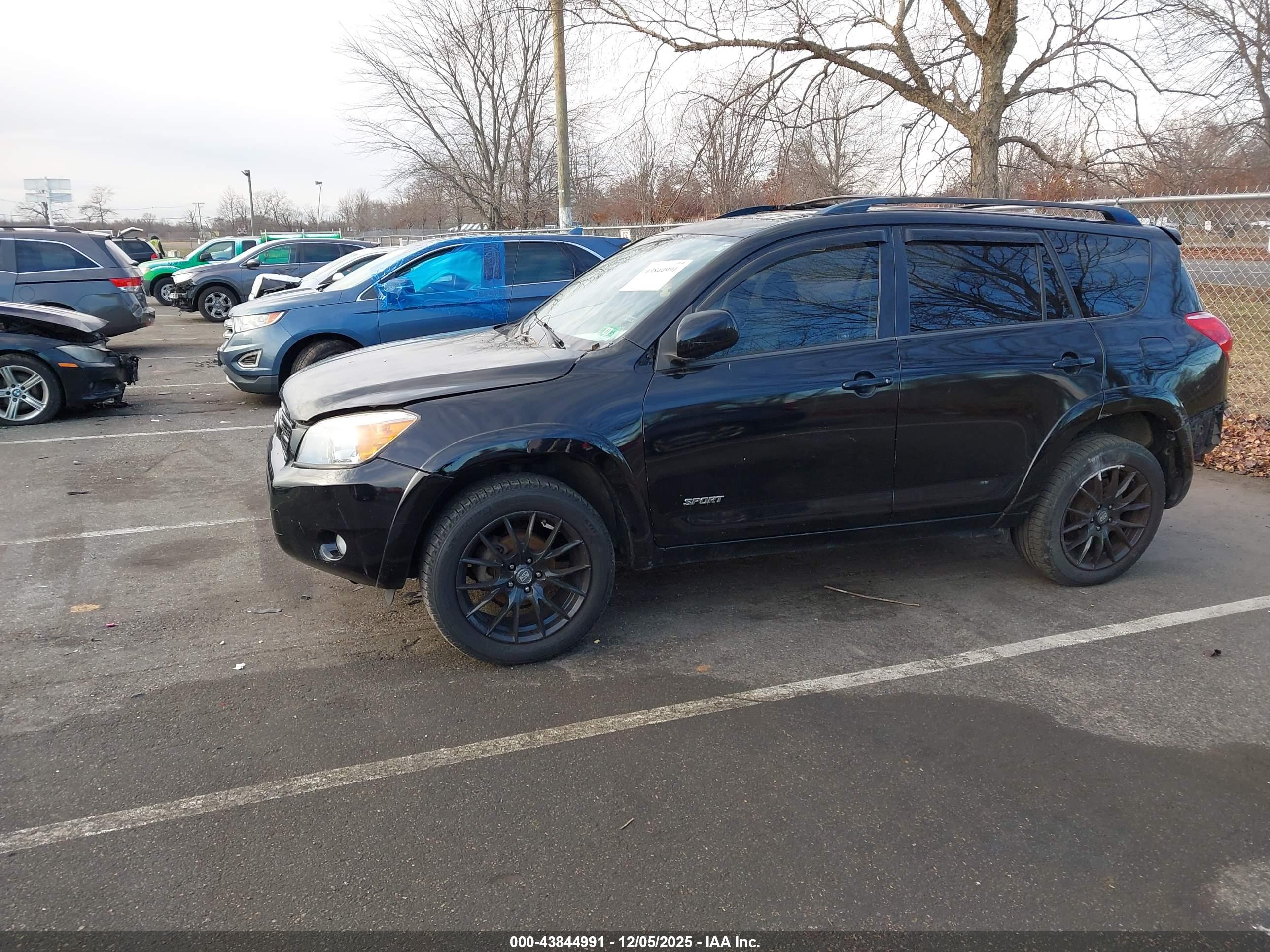 TOYOTA RAV4 image 2