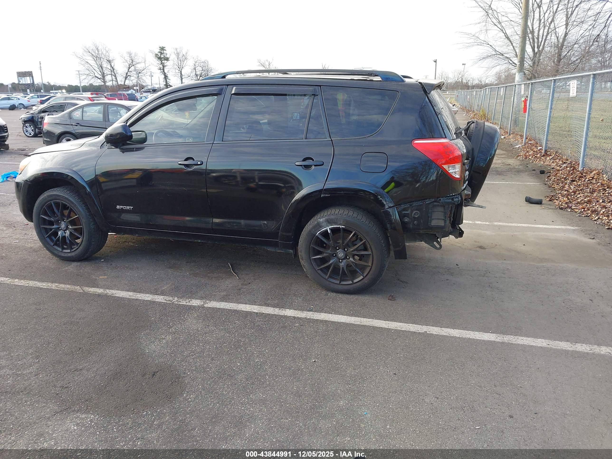 TOYOTA RAV4 image 3