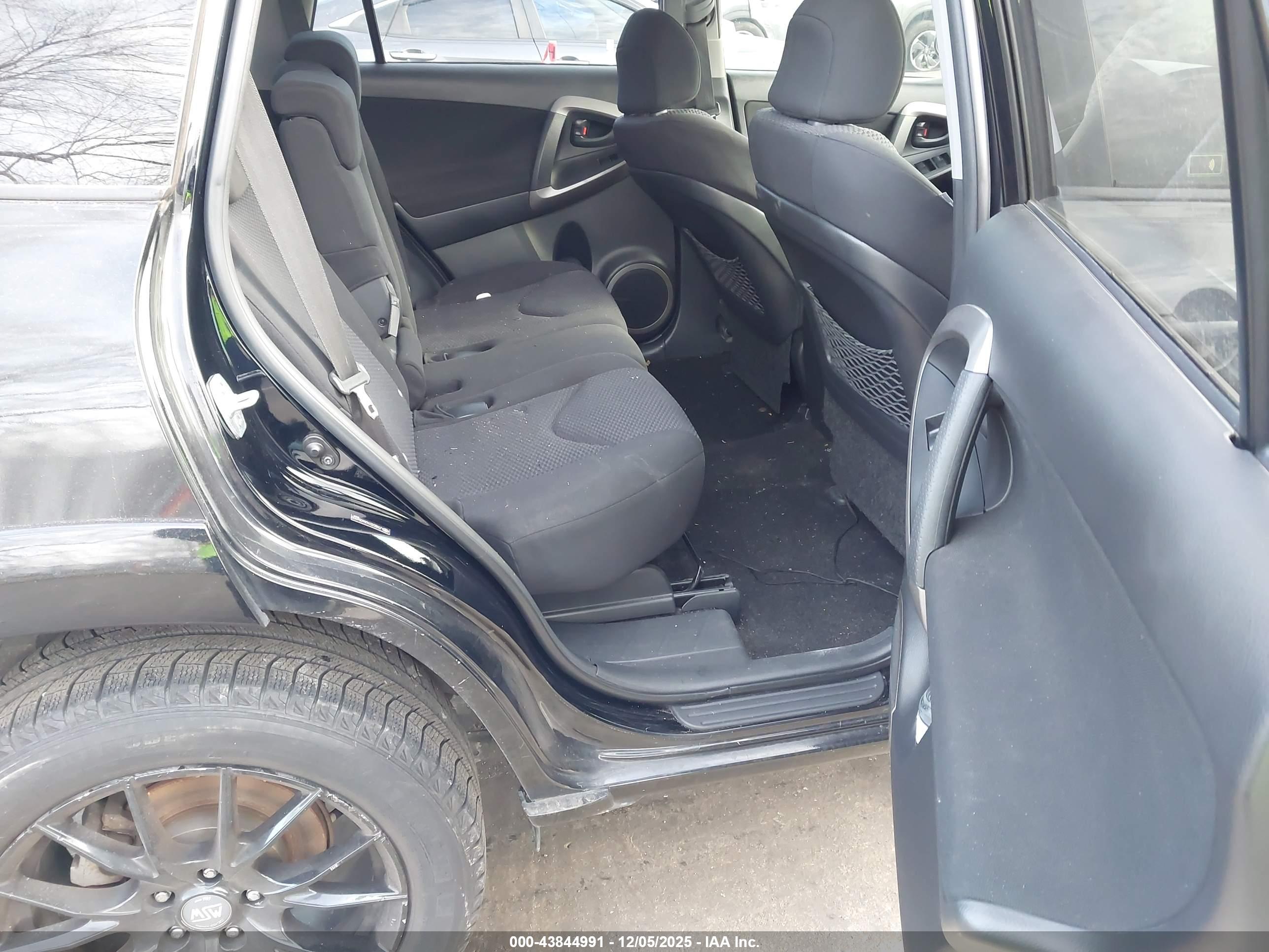 TOYOTA RAV4 image 8